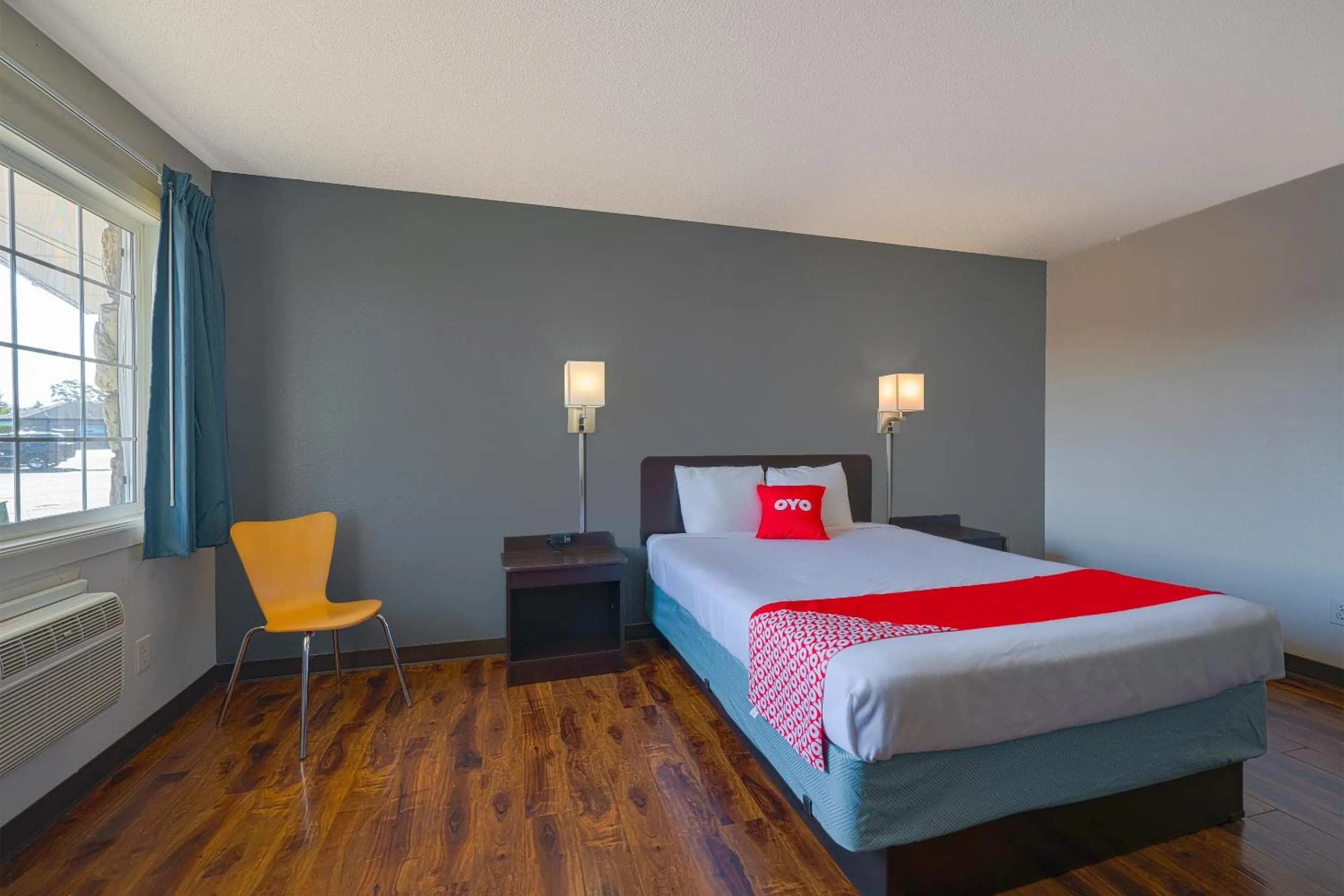 Bedroom, Bed in OYO Hotel St Helens OR