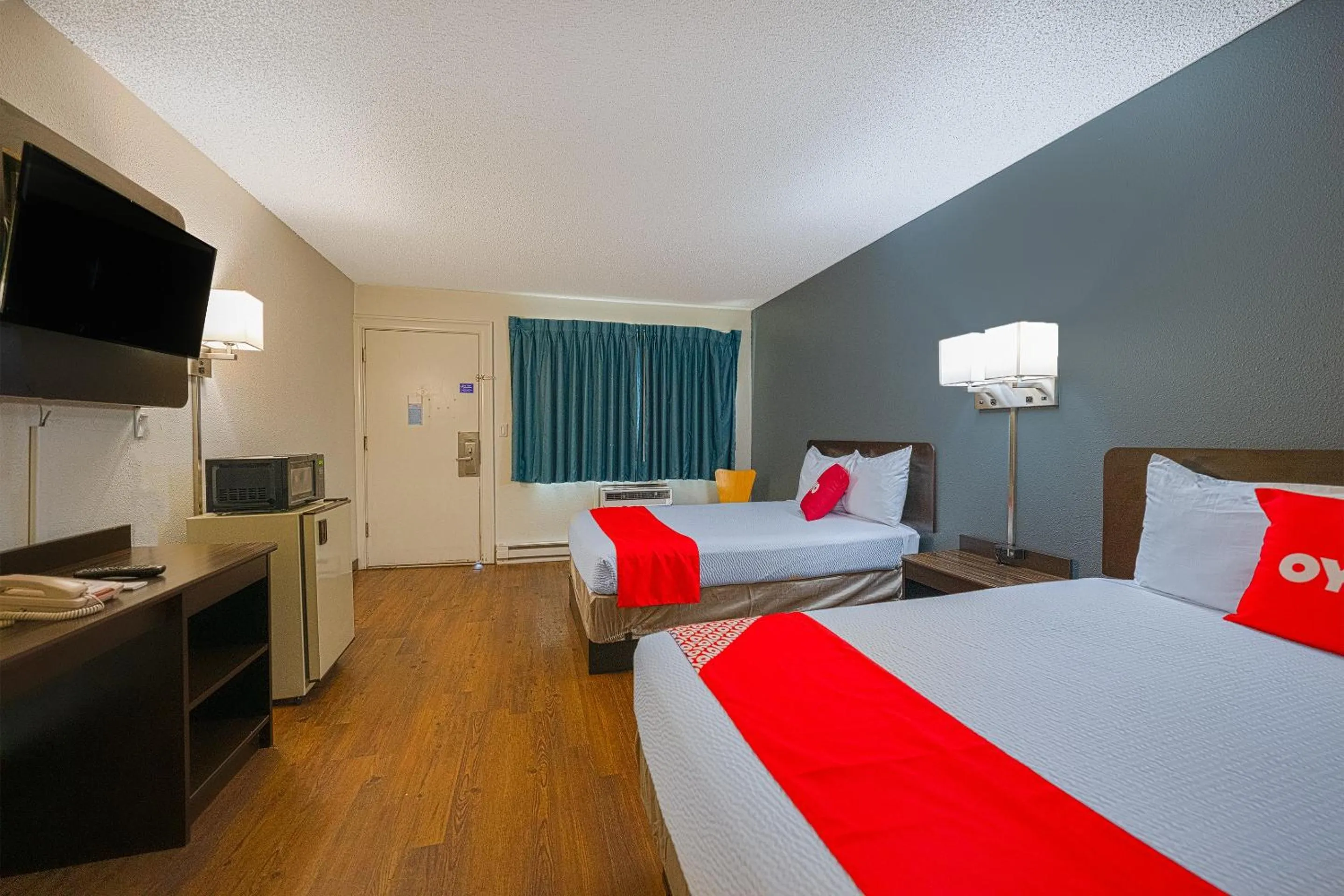 Bedroom, Bed in OYO Hotel St Helens OR