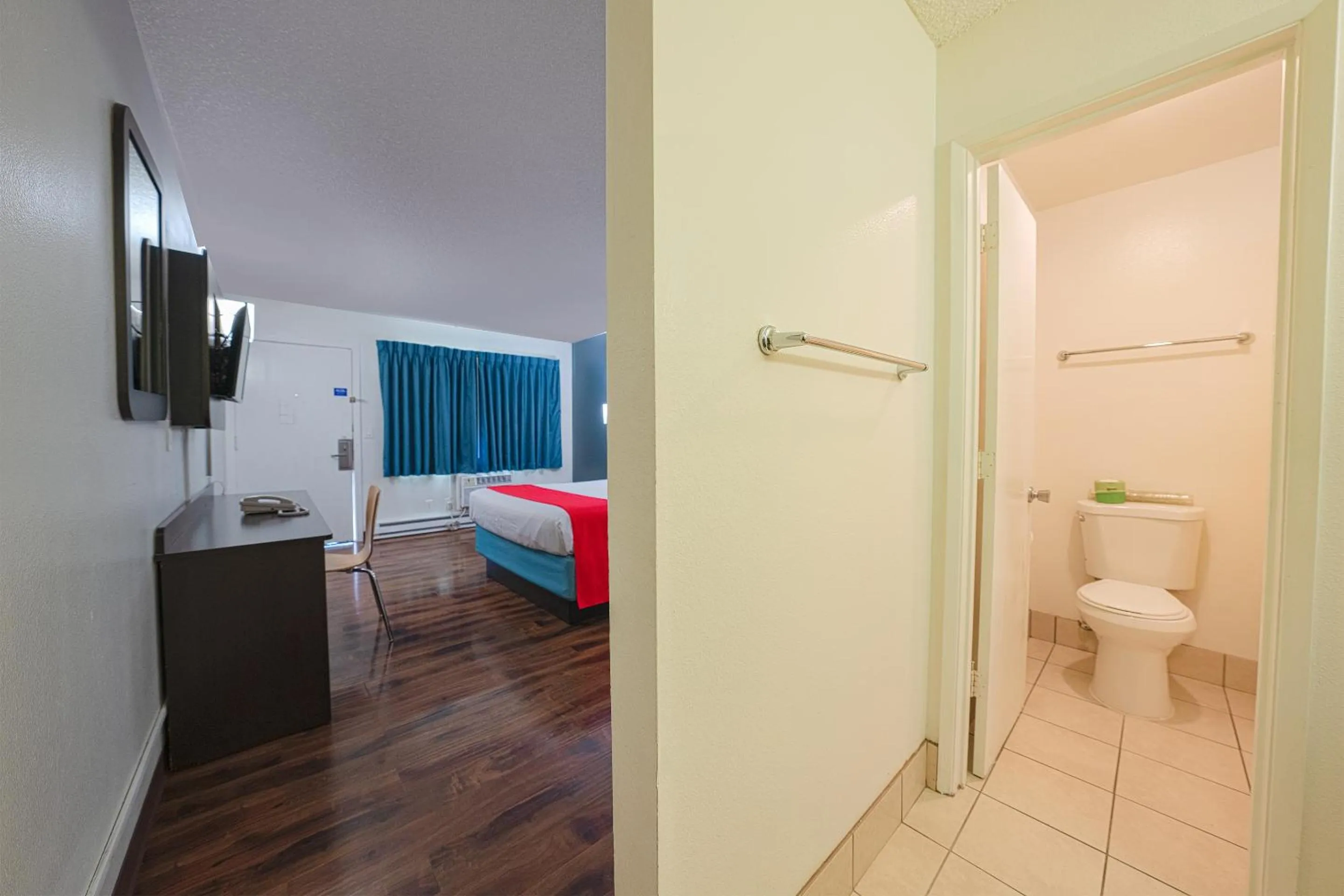 Bathroom, Bed in OYO Hotel St Helens OR