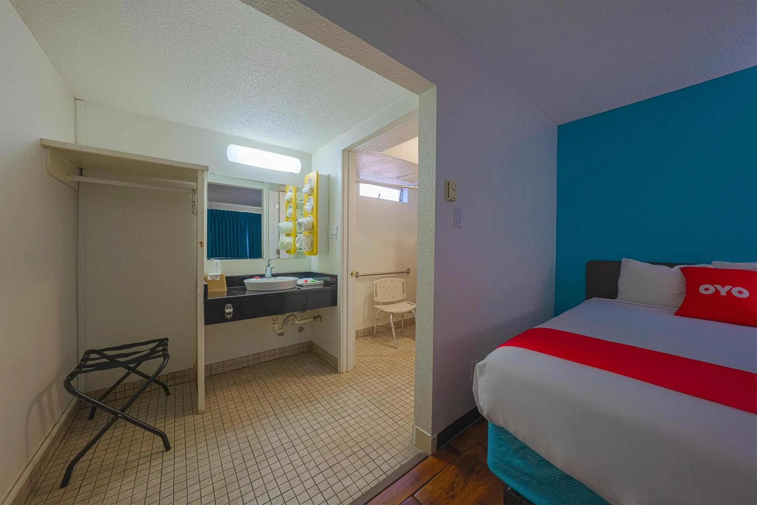 Bedroom, Bed in OYO Hotel St Helens OR