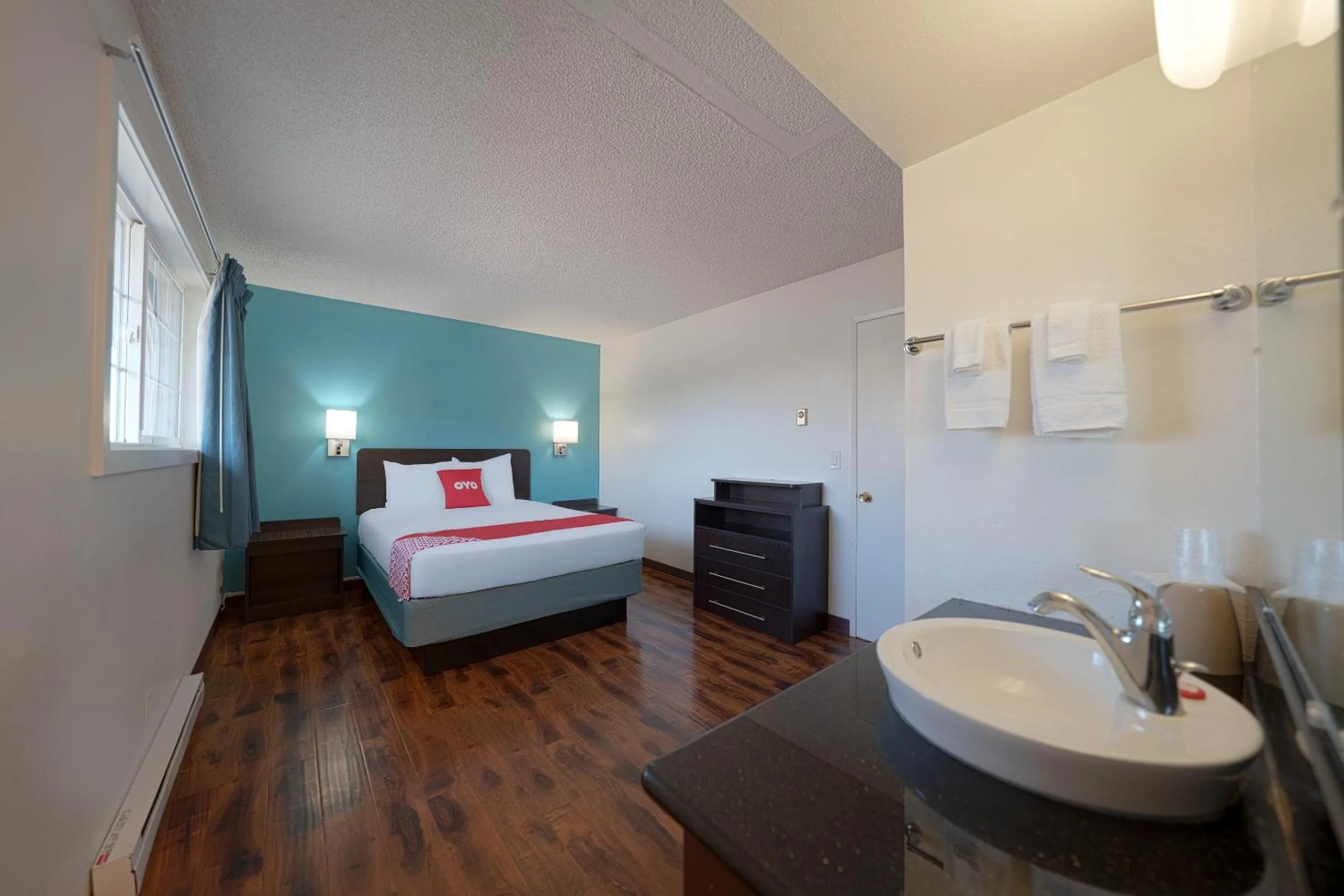 Bedroom, Bed in OYO Hotel St Helens OR