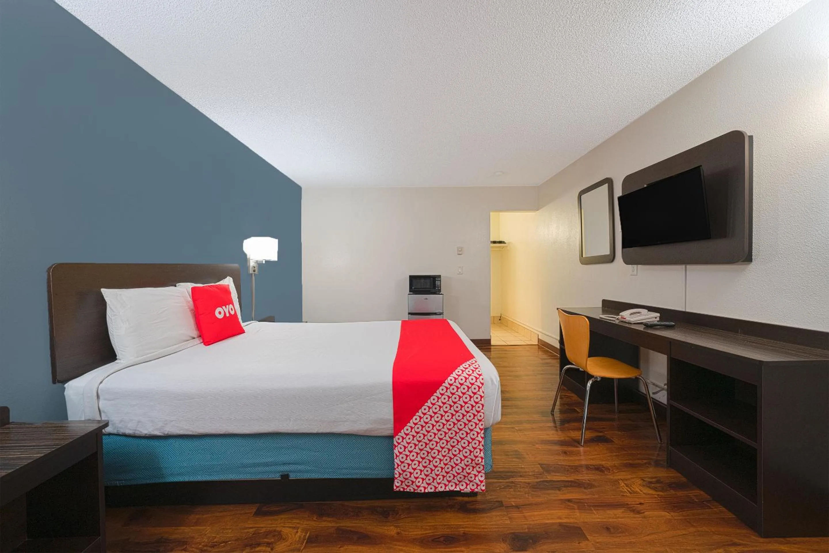 Bedroom, Bed in OYO Hotel St Helens OR