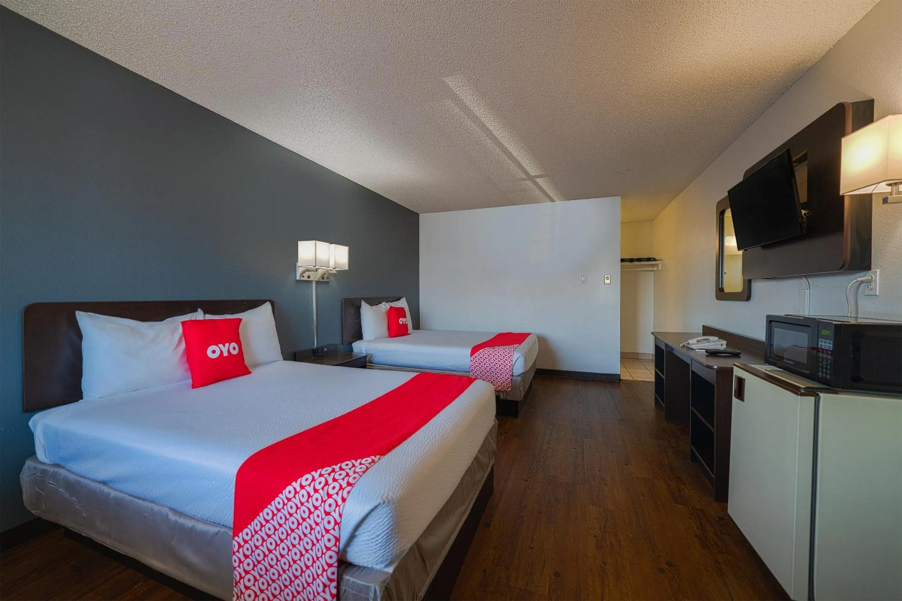 Bedroom, Bed in OYO Hotel St Helens OR