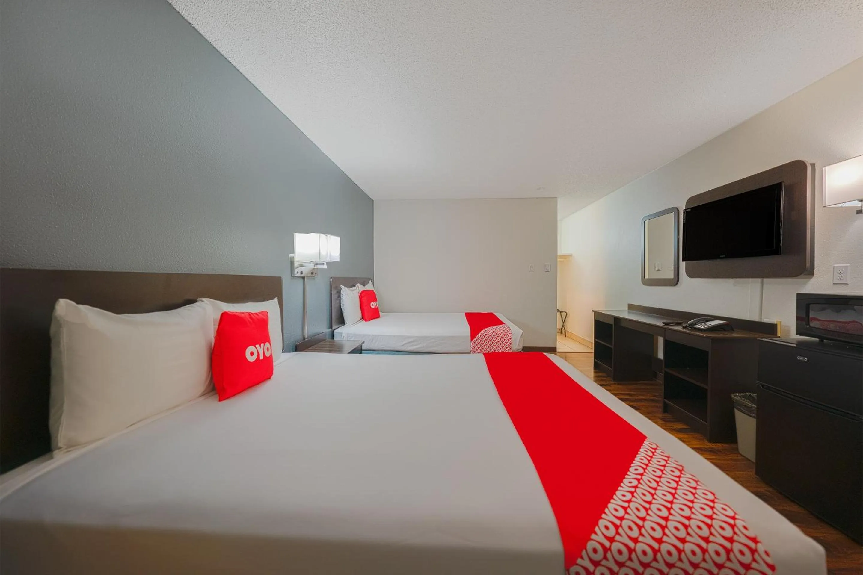 Bedroom, Bed in OYO Hotel St Helens OR