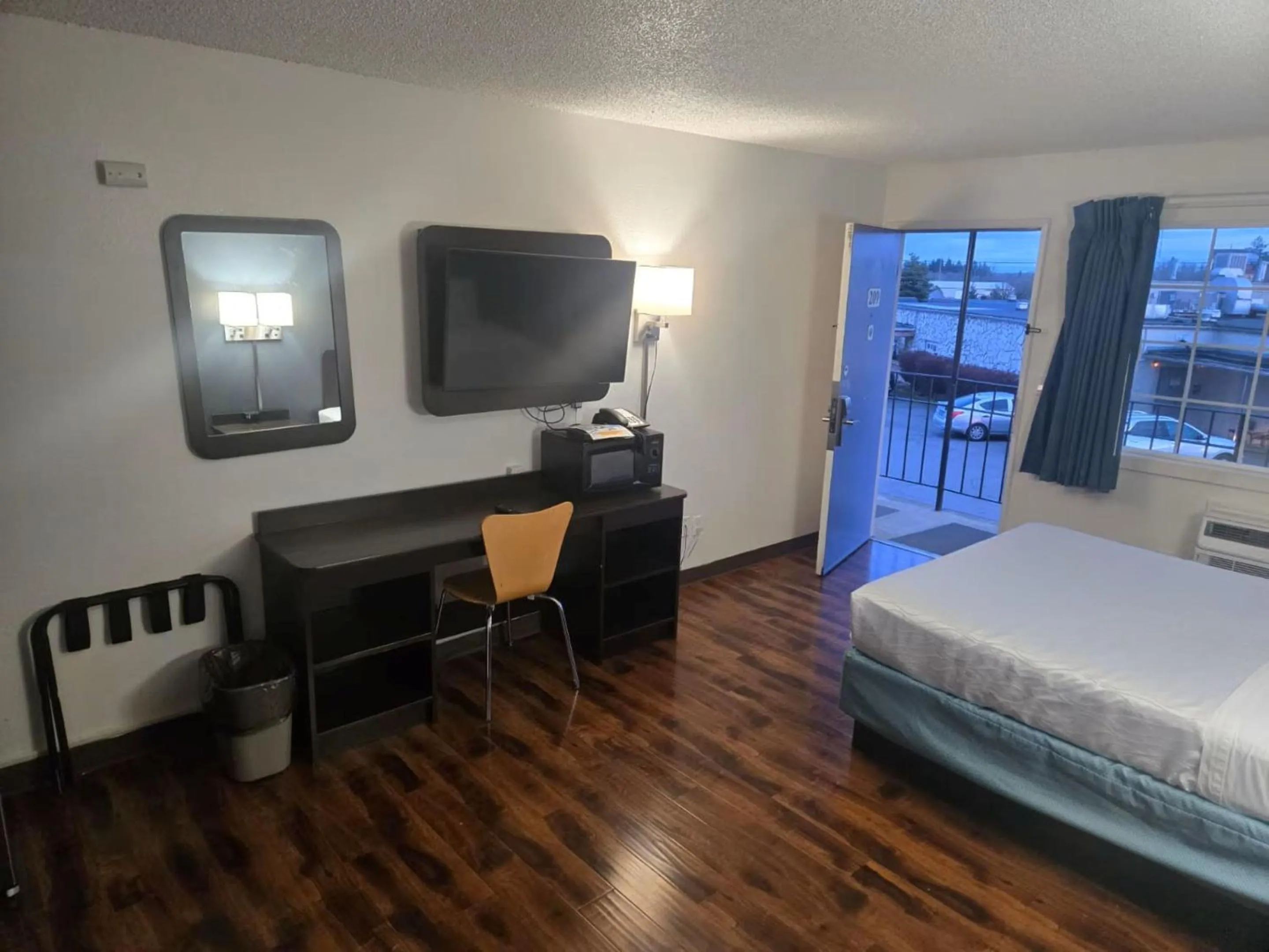 Bedroom, Bed in OYO Hotel St Helens OR