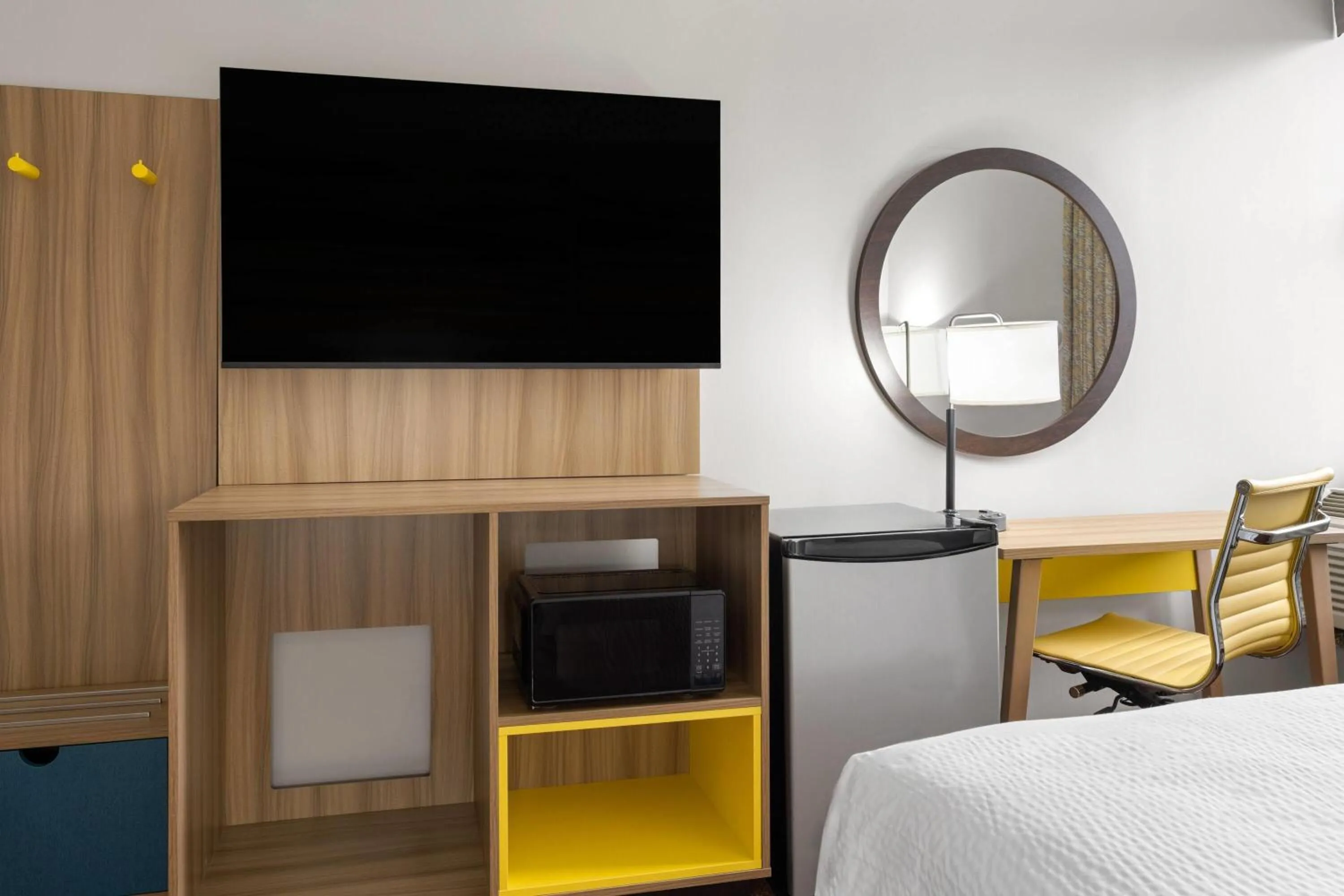 Photo of the whole room, Bed in Days Inn by Wyndham Hagerstown I-70