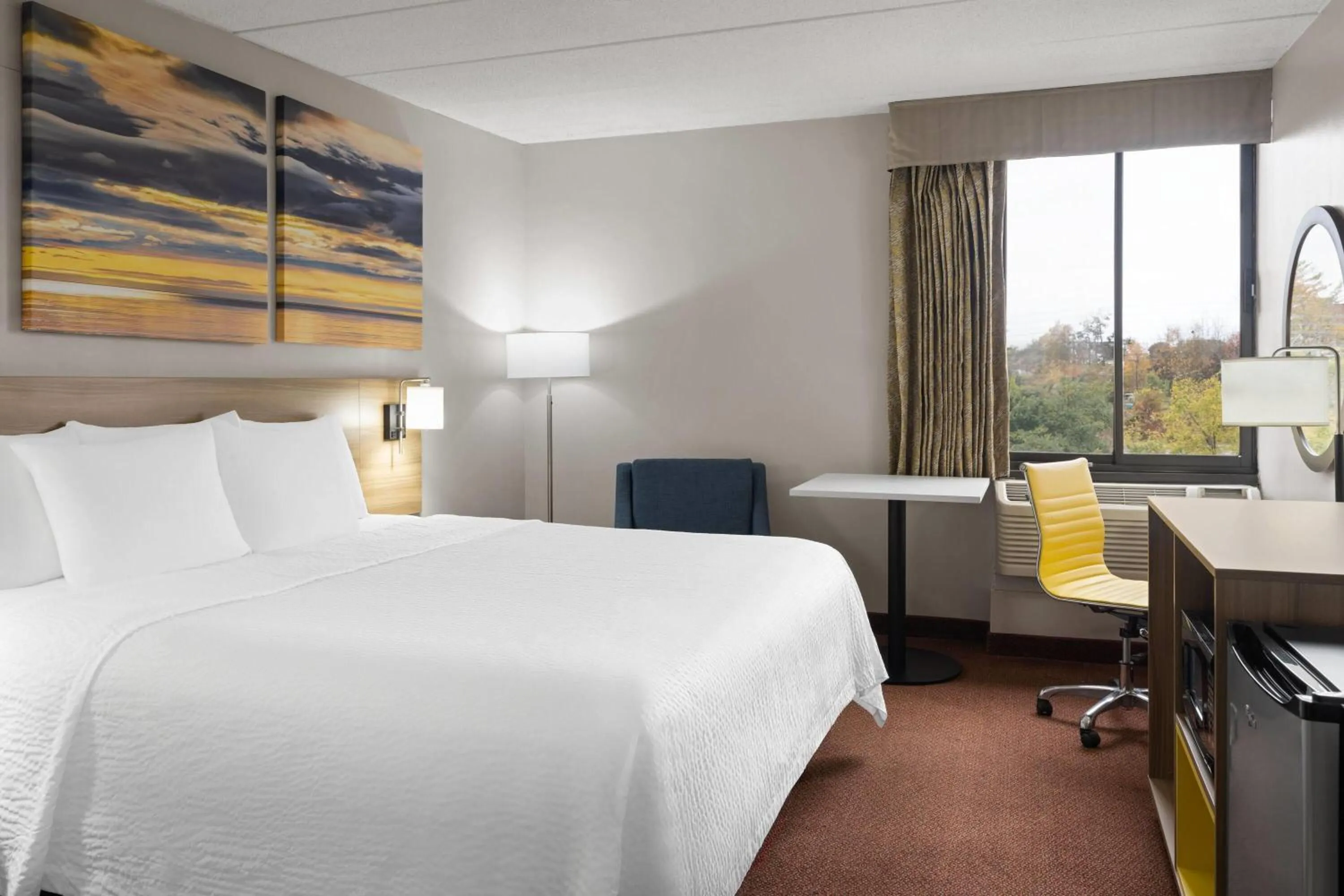 Photo of the whole room, Bed in Days Inn by Wyndham Hagerstown I-70