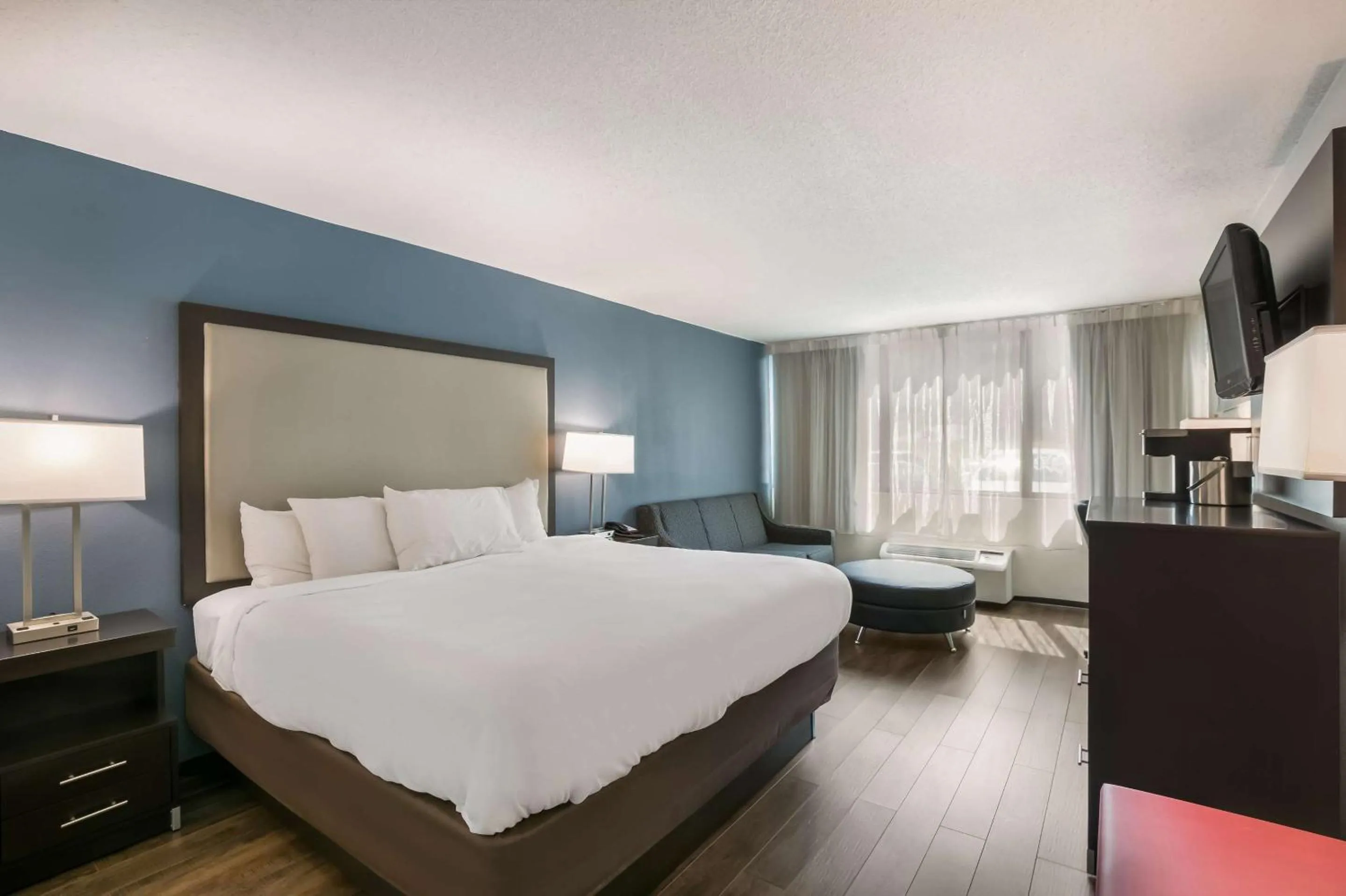 Bedroom, Bed in Clarion Hotel Conference Center