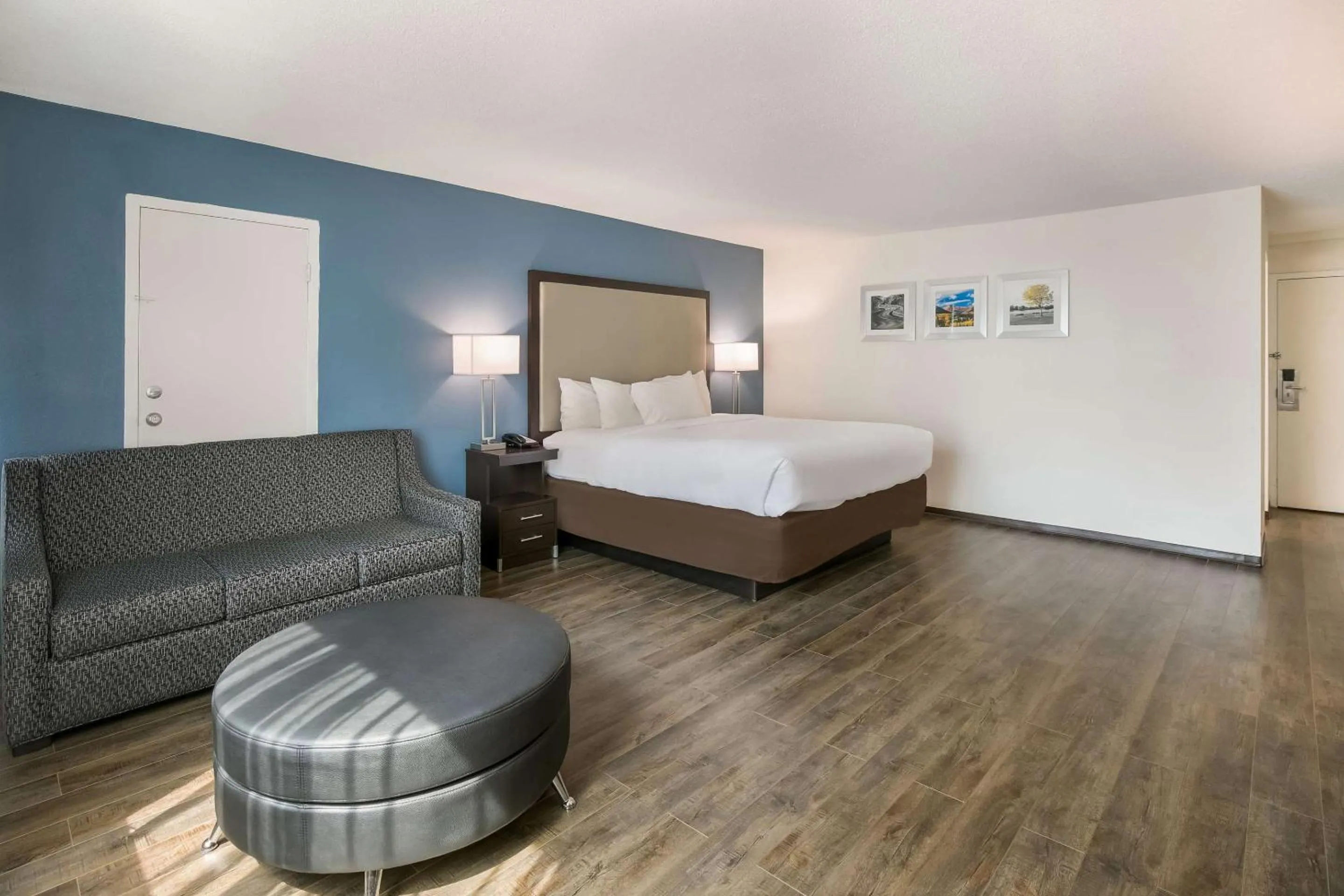 Bedroom, Bed in Clarion Hotel Conference Center