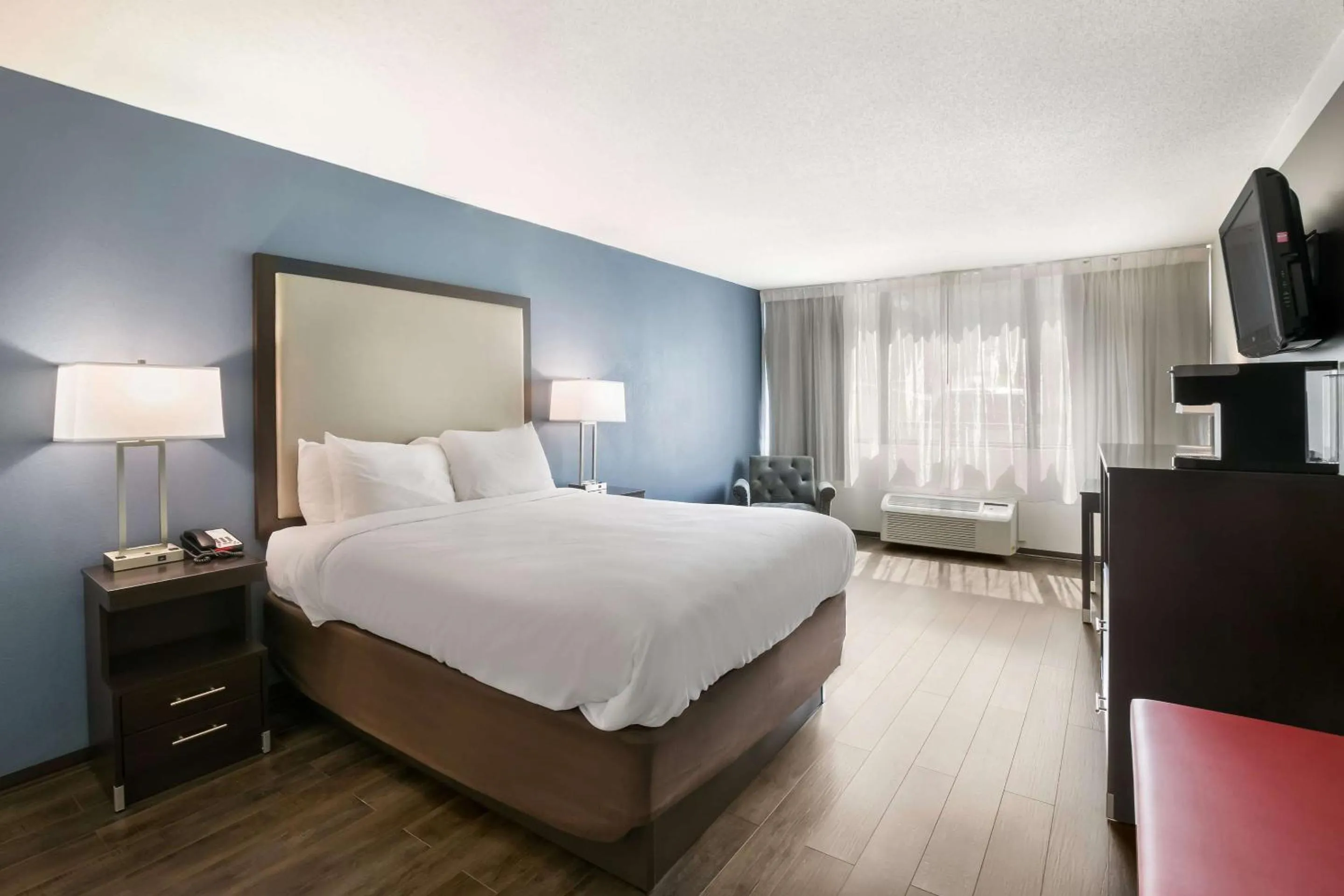 Bedroom, Bed in Clarion Hotel Conference Center