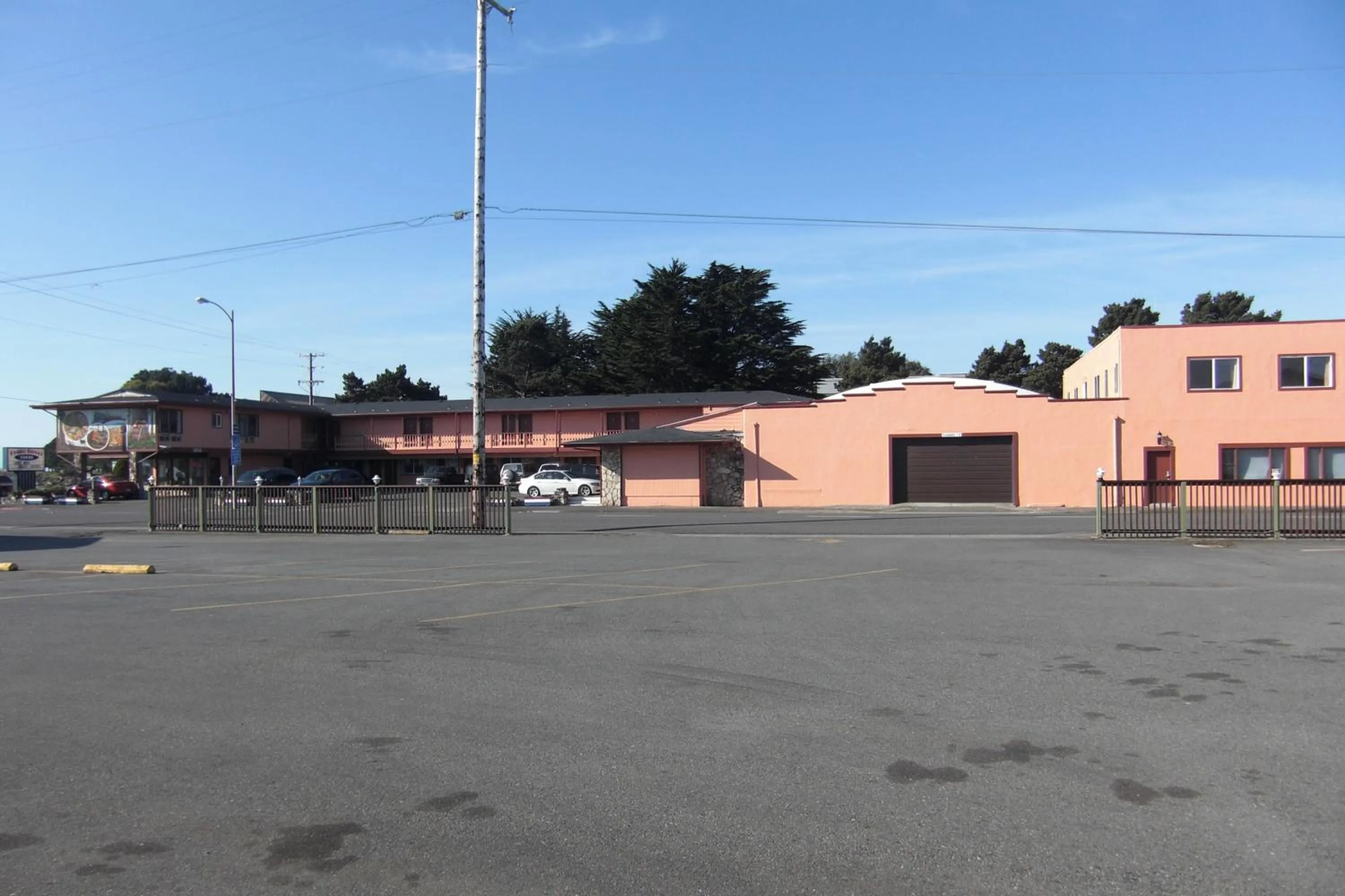 Facade/entrance in Front Street Inn