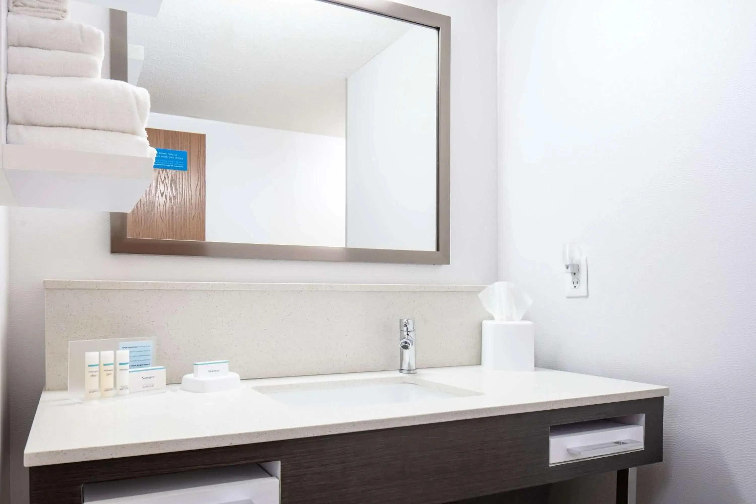 King Room with King Bed - Non-Smoking in Hampton Inn Freeport King Room with King Bed - Non-Smoking in Hampton Inn Freeport