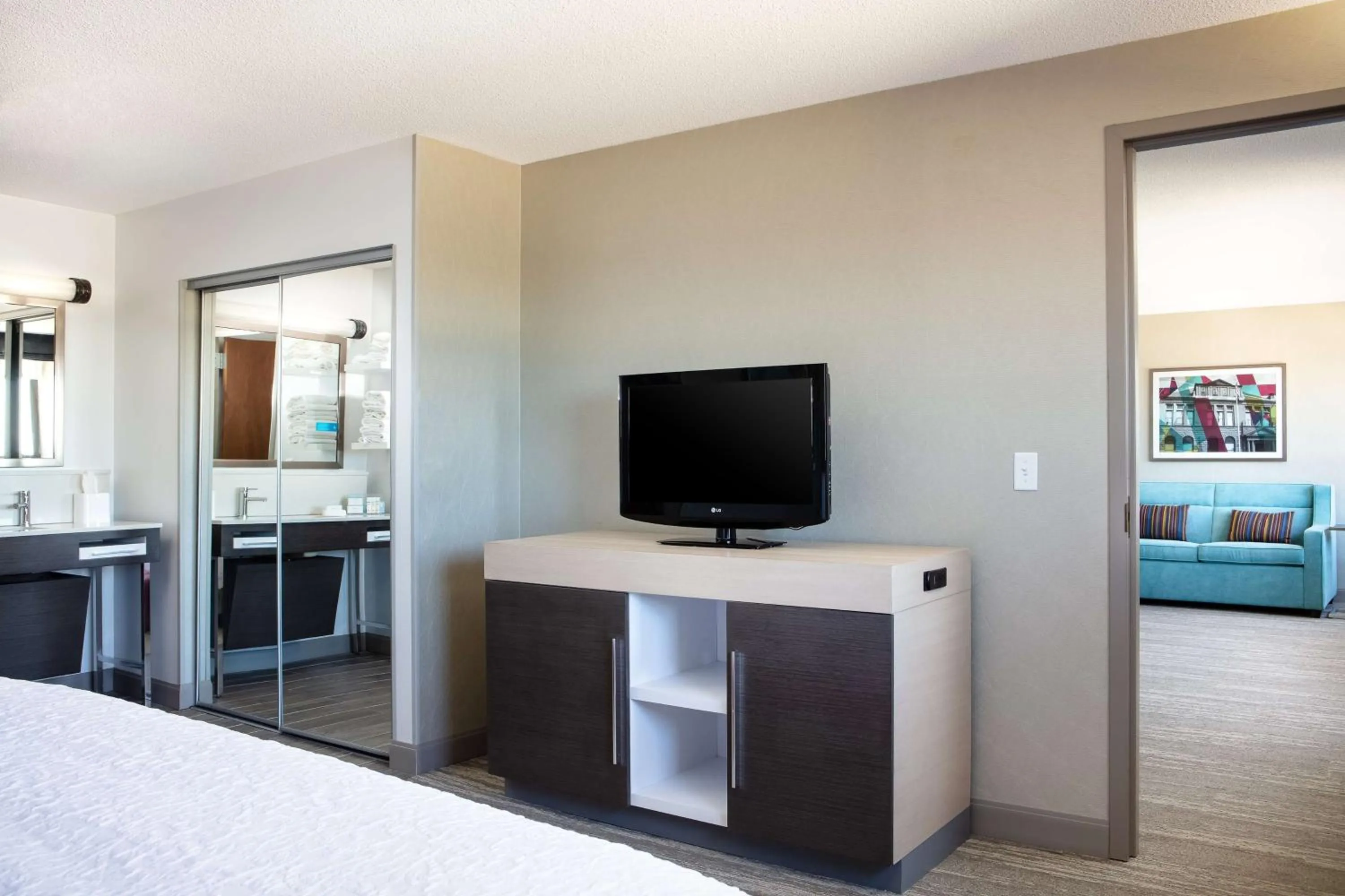 Bedroom, Bed in Hampton Inn Freeport