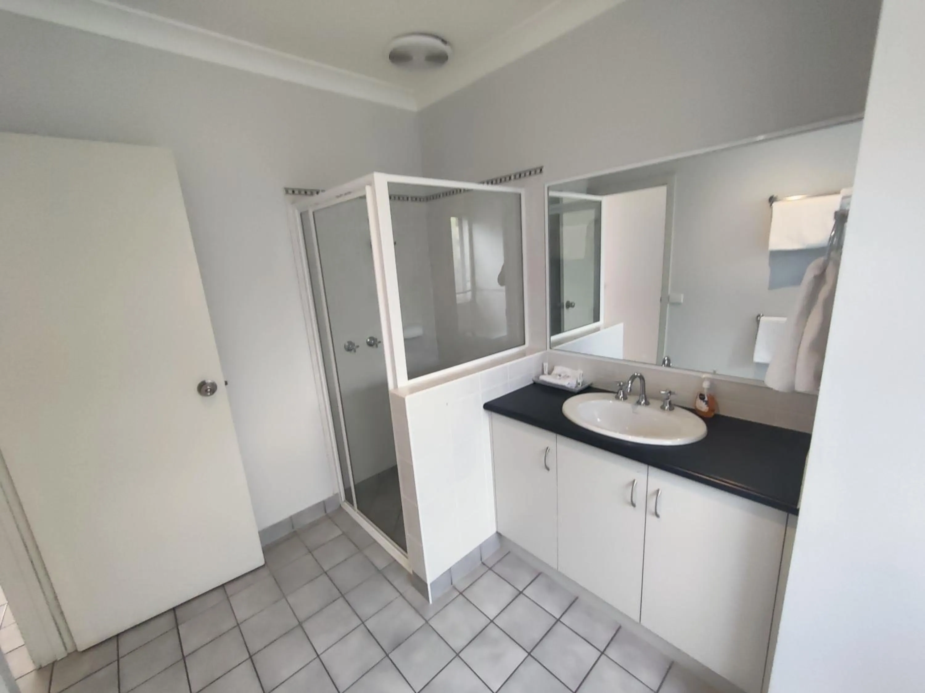 Bathroom in Belvoir Village Motel & Apartments Wodonga