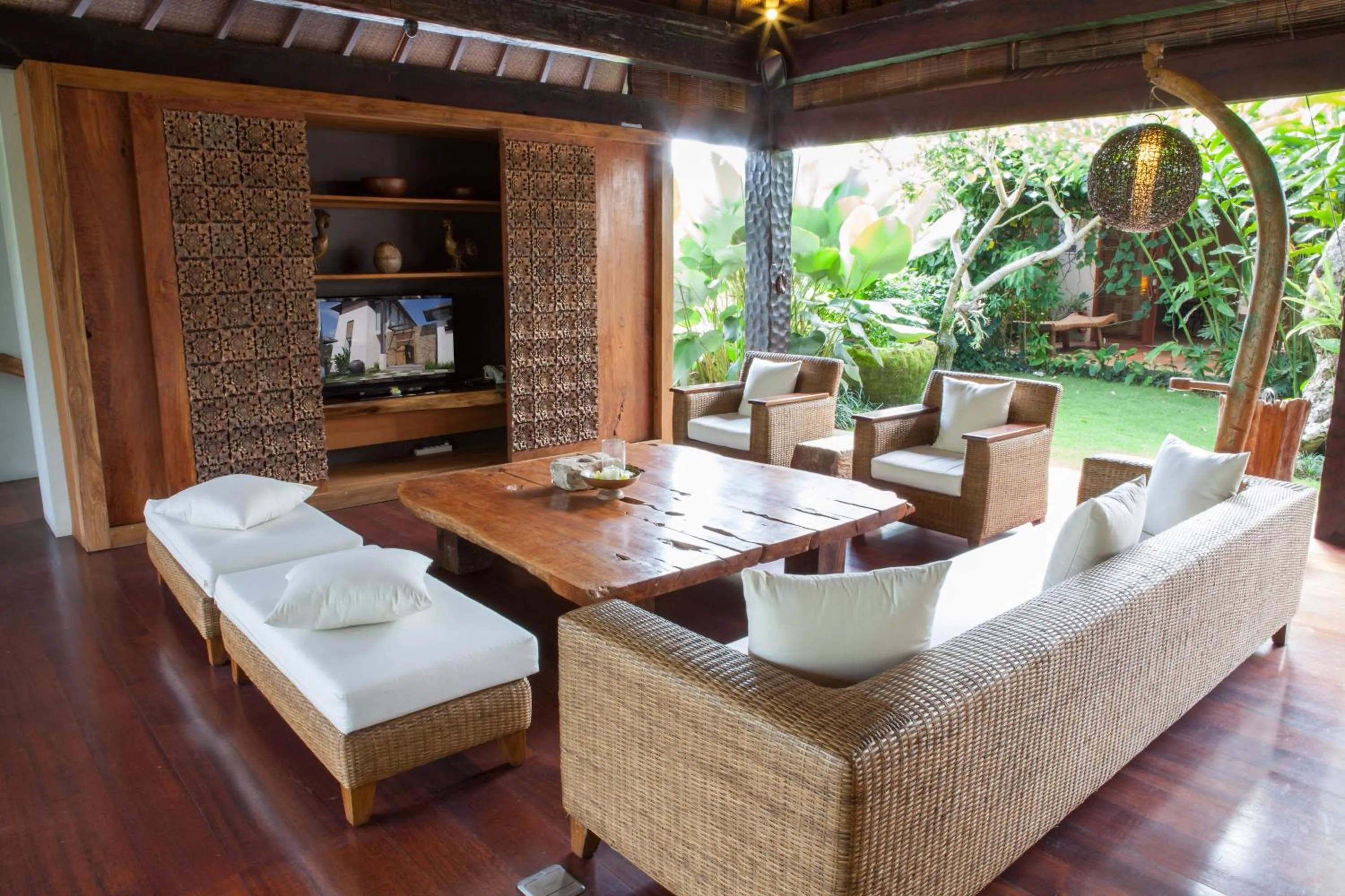 Communal lounge/ TV room in Swarapadi Villa