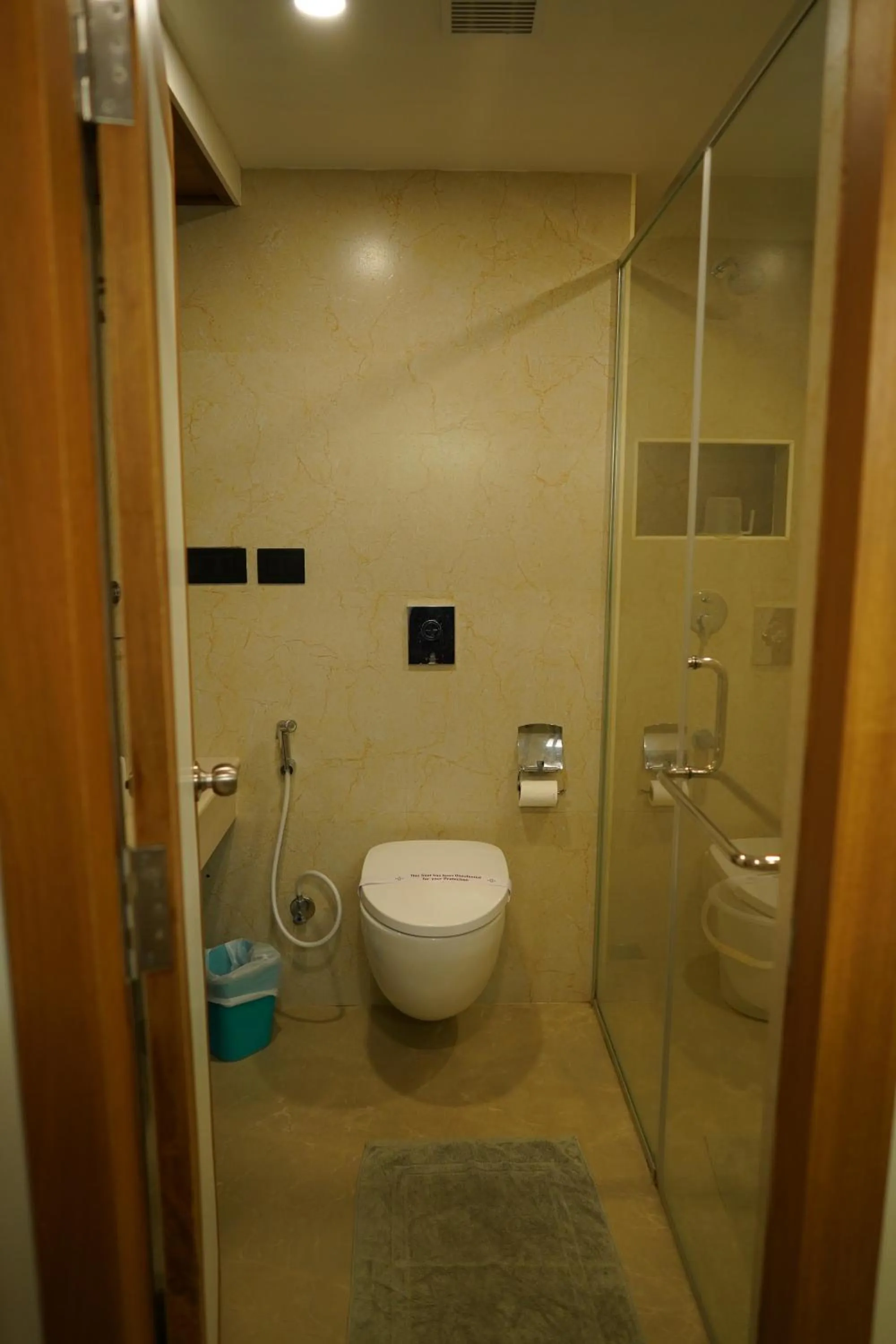 Toilet in Hotel Surguru