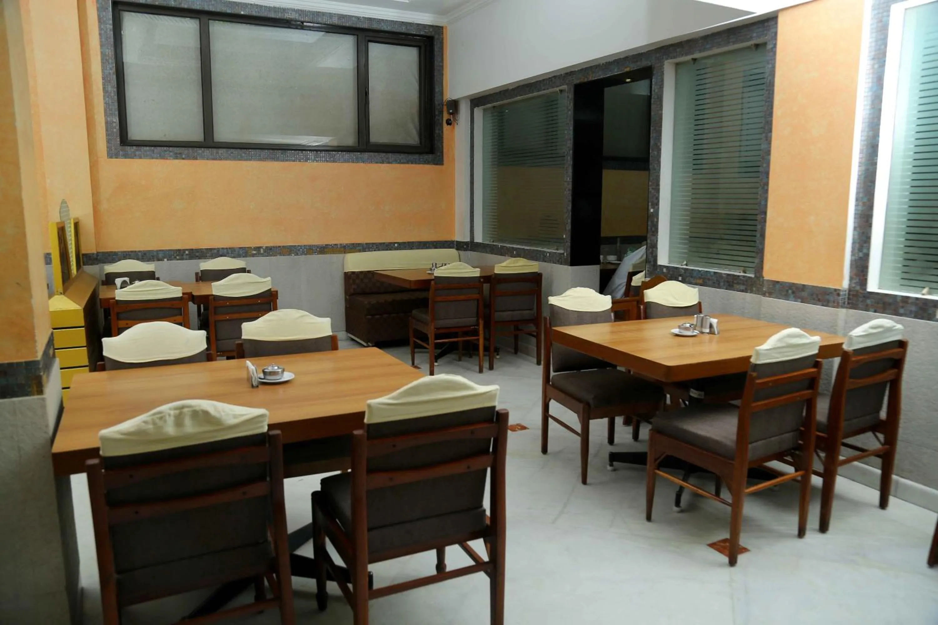 Restaurant/places to eat in Hotel Surguru