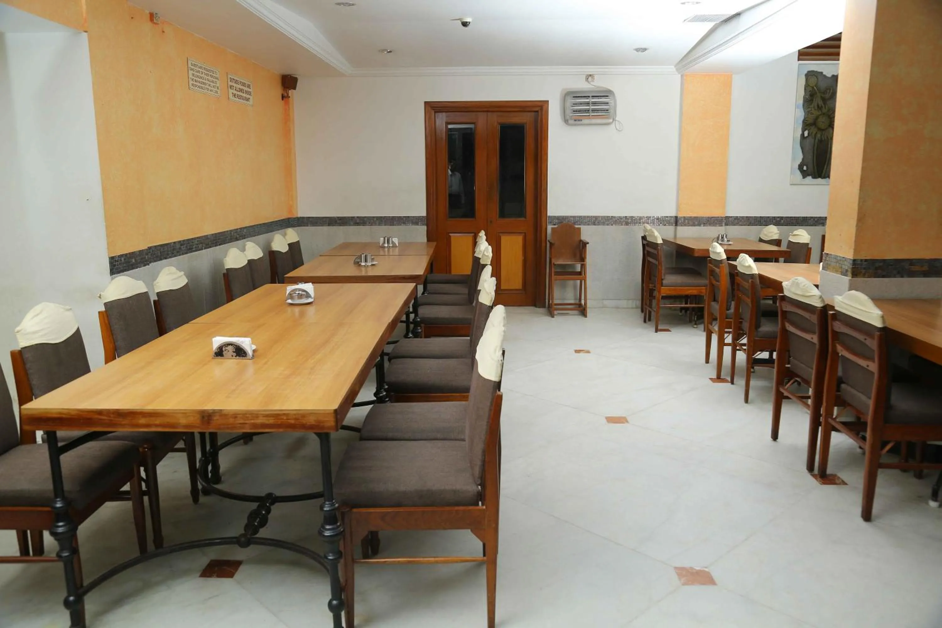 Restaurant/places to eat in Hotel Surguru