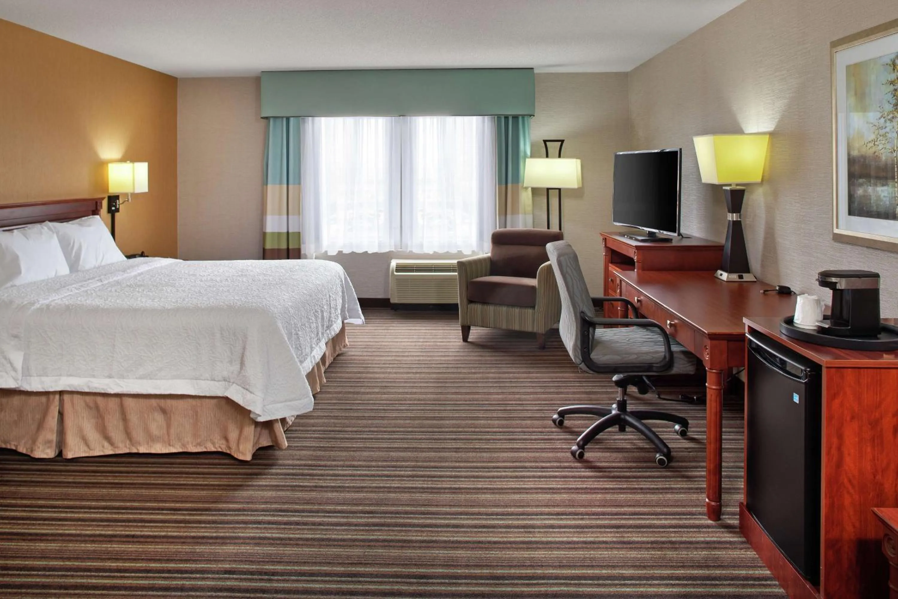 Bedroom, Bed in Hampton Inn & Suites by Hilton Toronto Airport