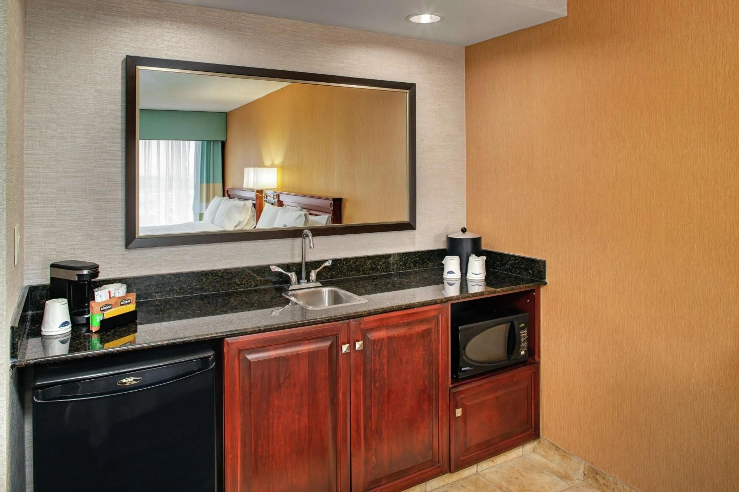 Kitchen or kitchenette in Hampton Inn & Suites by Hilton Toronto Airport