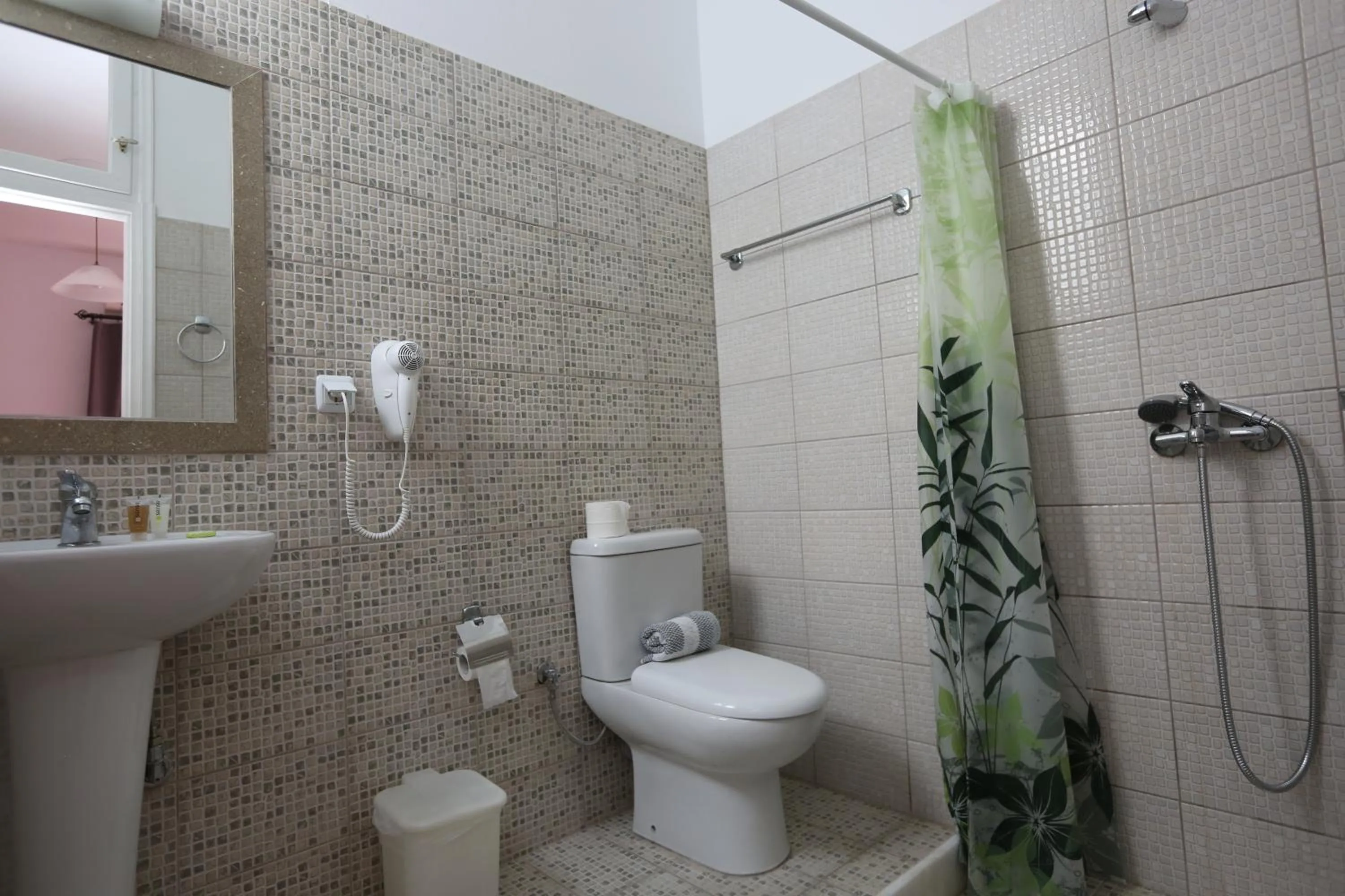 Shower in Hotel Kastro