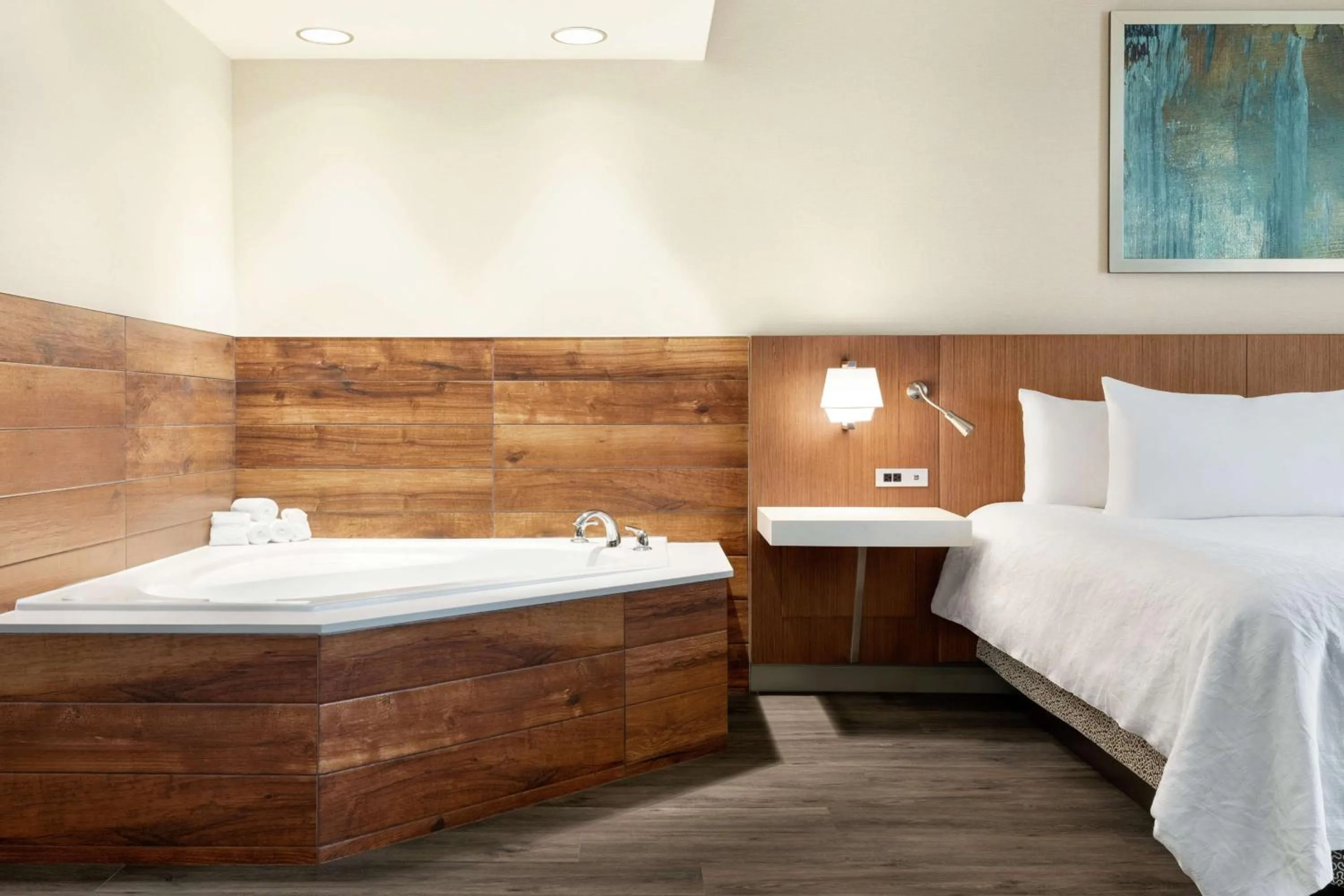 Bathroom, Bed in Hilton Garden Inn Kitchener/Cambridge