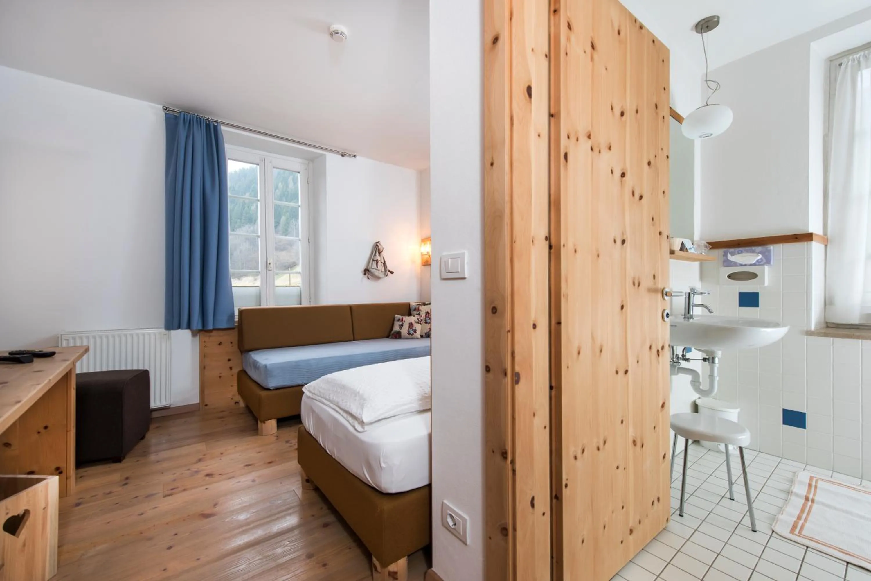 Bathroom, Bed in Small & Lovely Hotel Zaluna