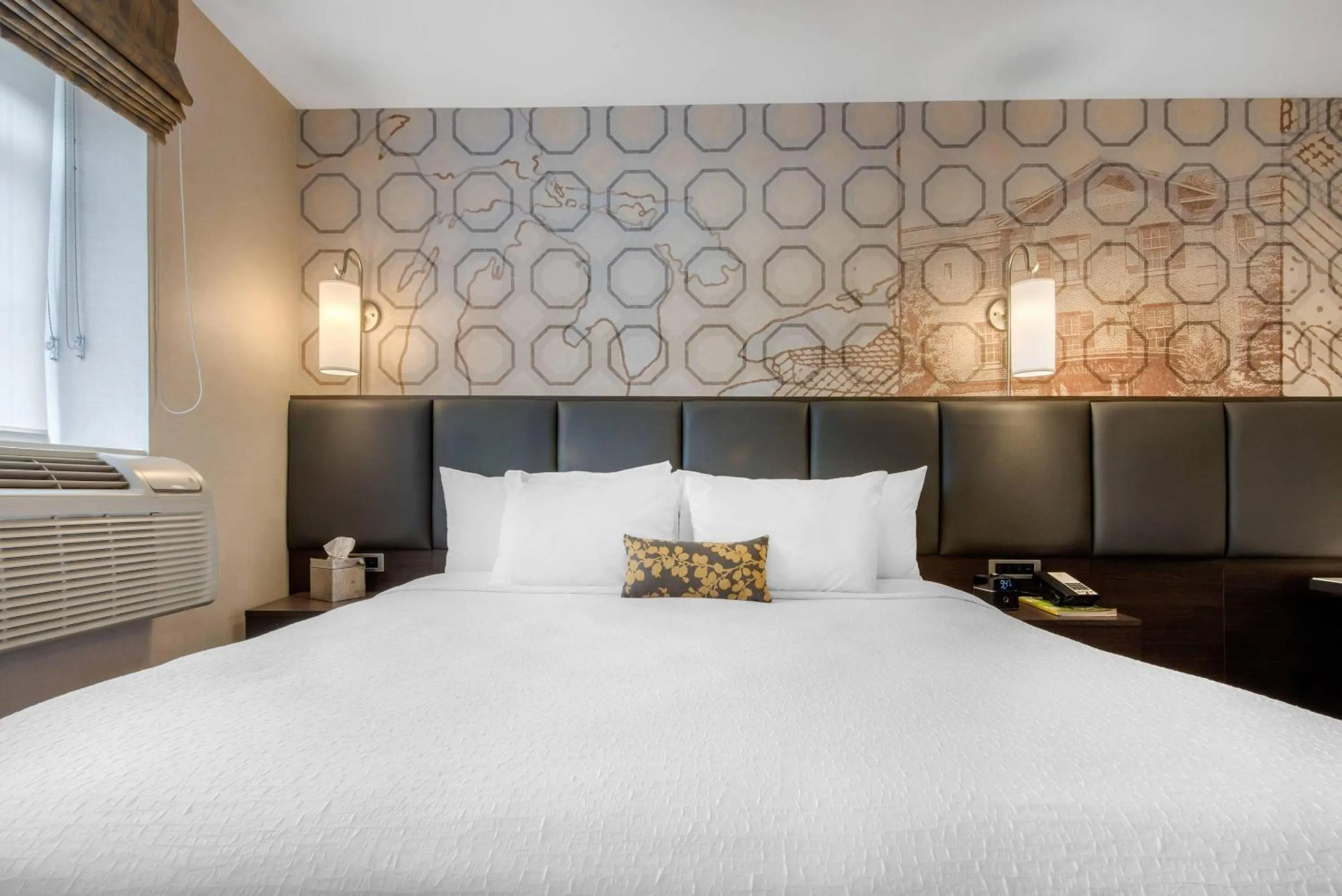 Bedroom, Bed in The Champlain Waterfront Hotel, an Ascend Collection Hotel