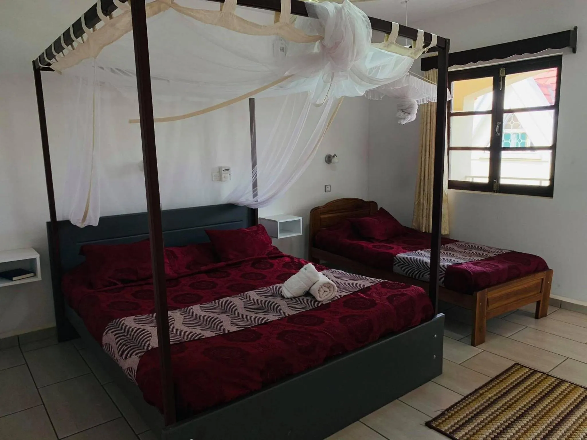 Bedroom, Bed in Hôtel - Appartement meublé " LES FLOTS BLEU "