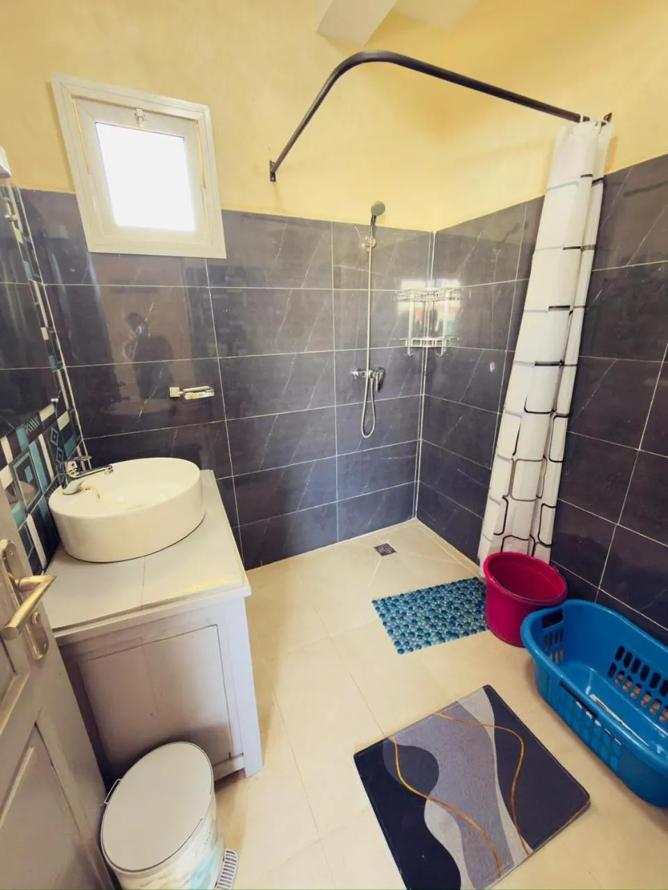 Shower in Hôtel - Appartement meublé " LES FLOTS BLEU "