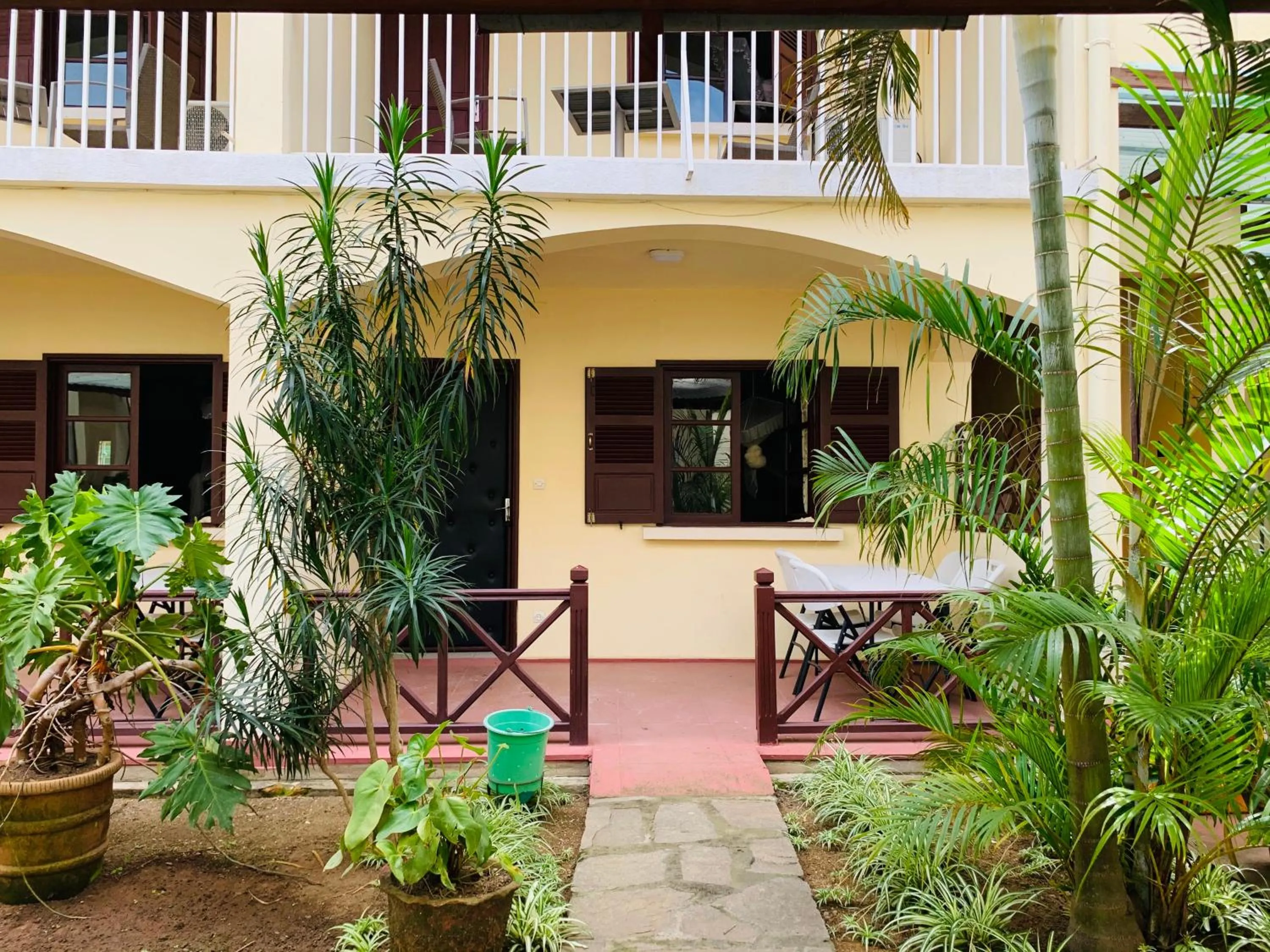 Facade/entrance in Hôtel - Appartement meublé " LES FLOTS BLEU "
