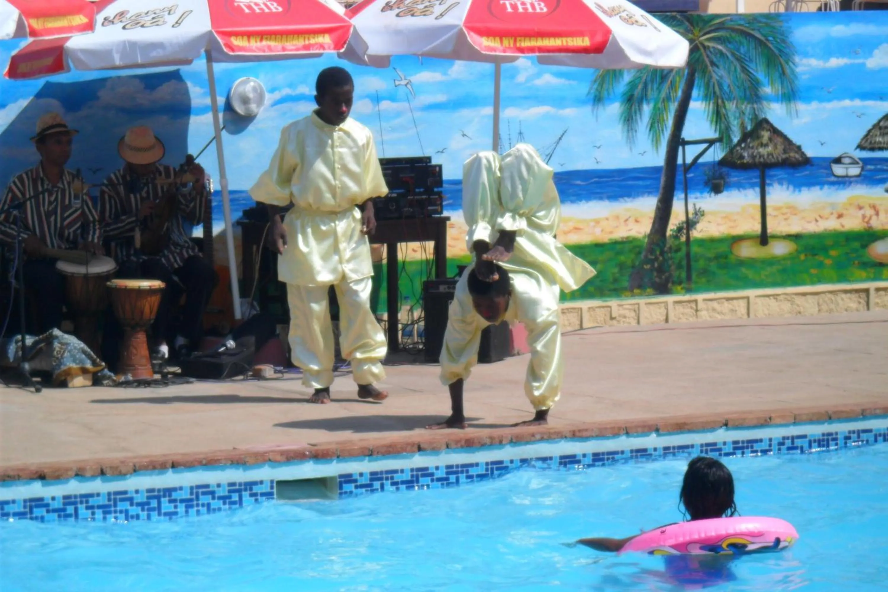 Swimming pool in Hôtel - Appartement meublé " LES FLOTS BLEU "