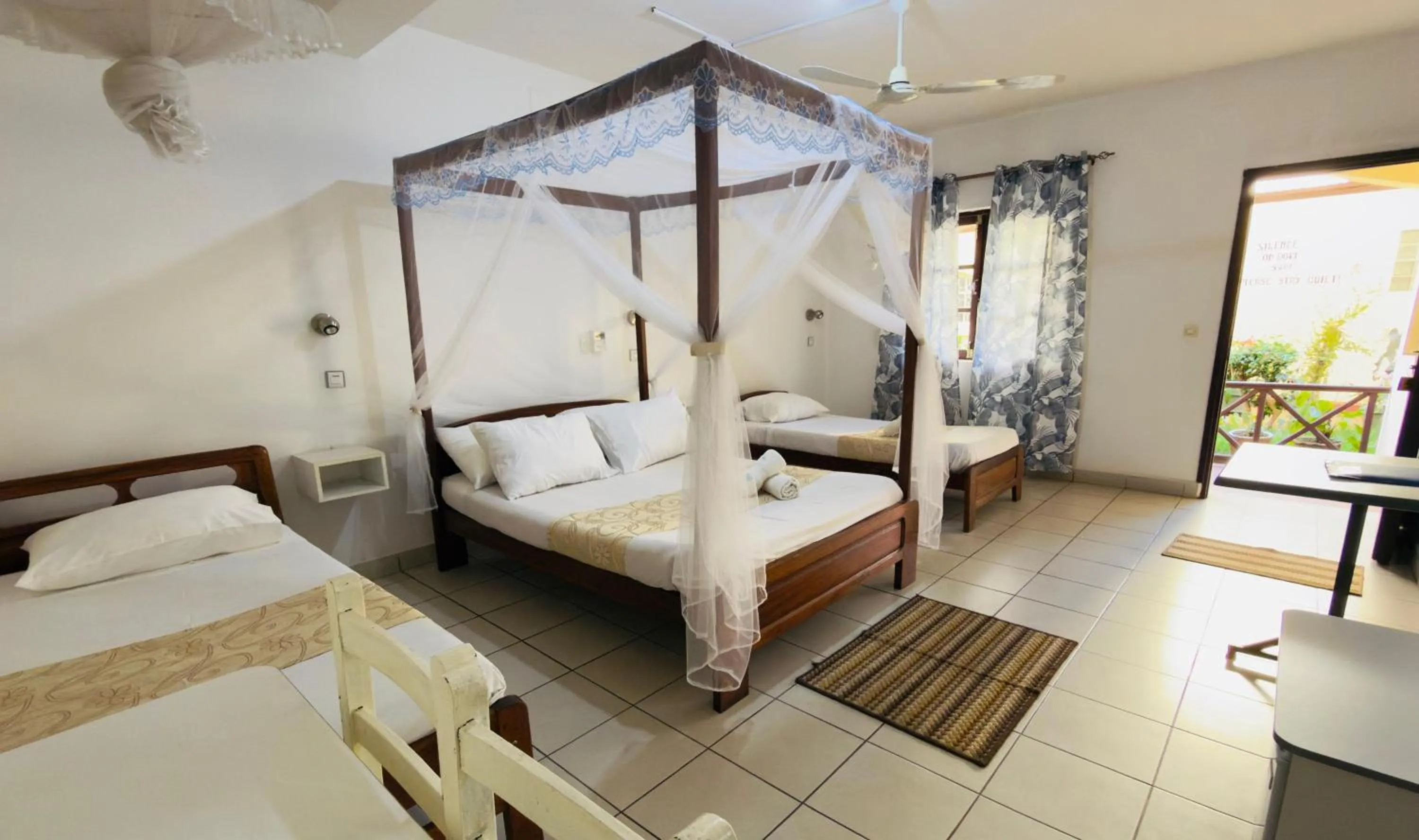 Bedroom, Bed in Hôtel - Appartement meublé " LES FLOTS BLEU "