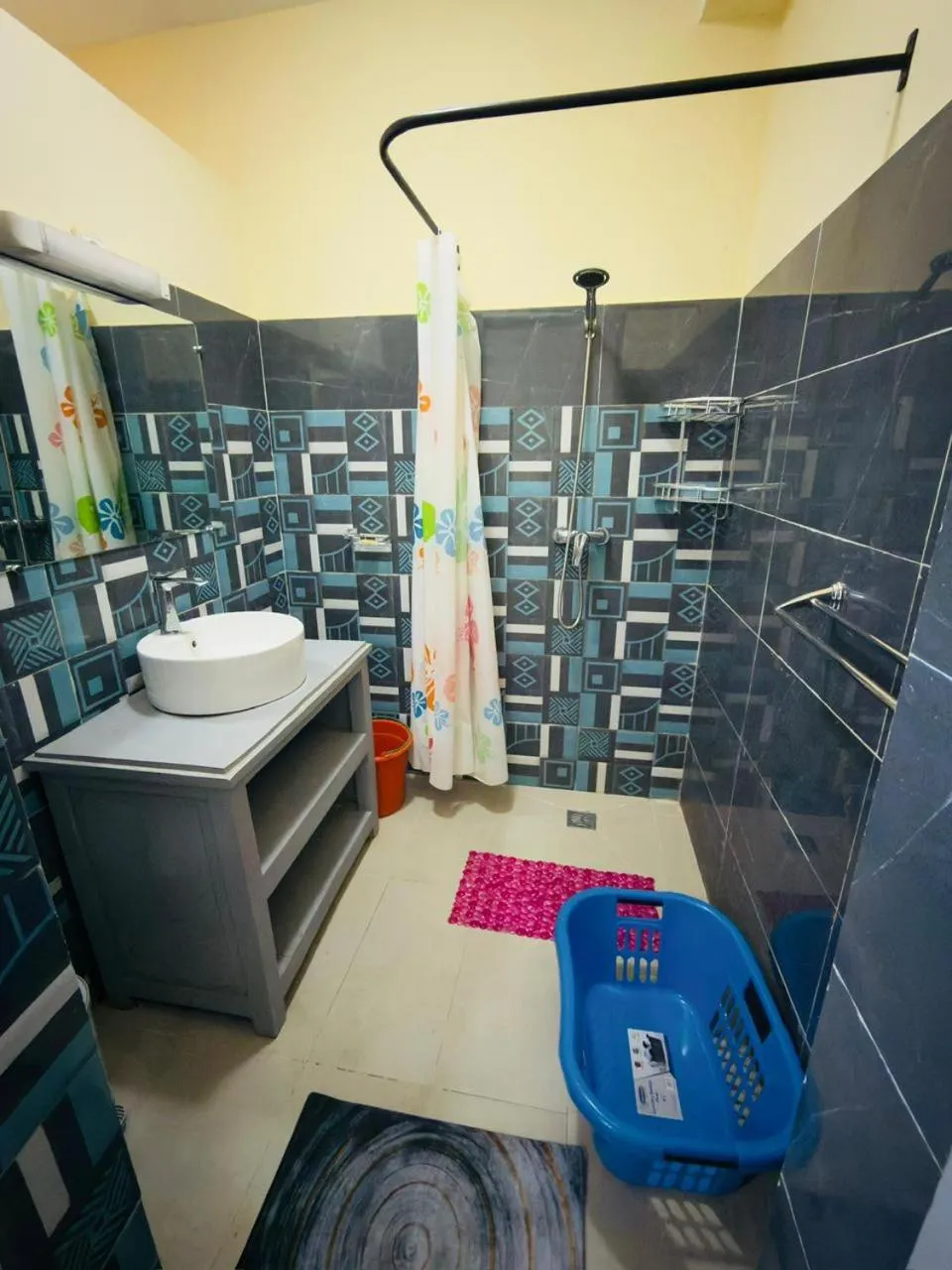 Shower in Hôtel - Appartement meublé " LES FLOTS BLEU "