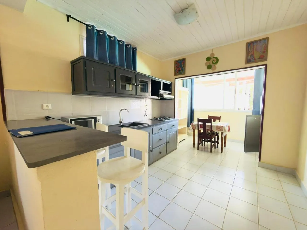 Kitchen or kitchenette in Hôtel - Appartement meublé " LES FLOTS BLEU "