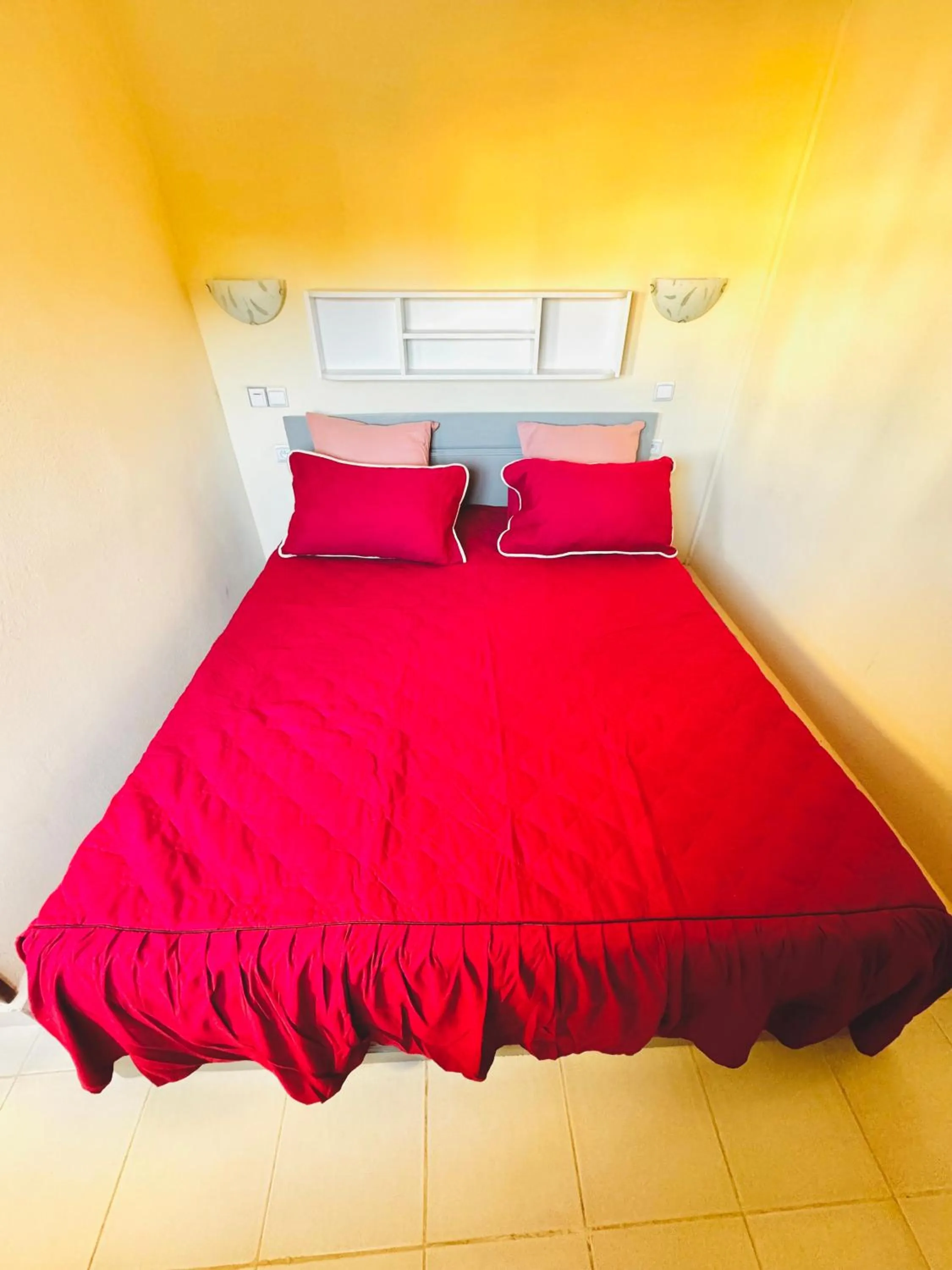 Bedroom, Bed in Hôtel - Appartement meublé " LES FLOTS BLEU "