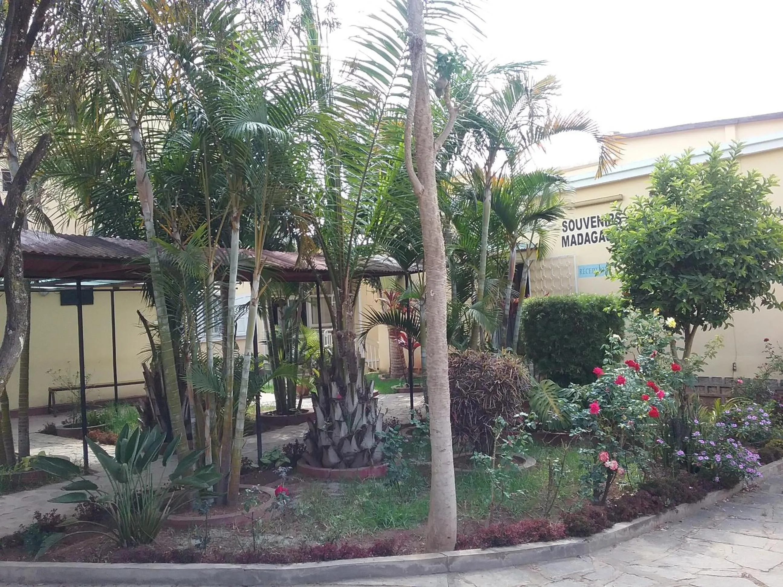 Facade/entrance in Hôtel - Appartement meublé " LES FLOTS BLEU "