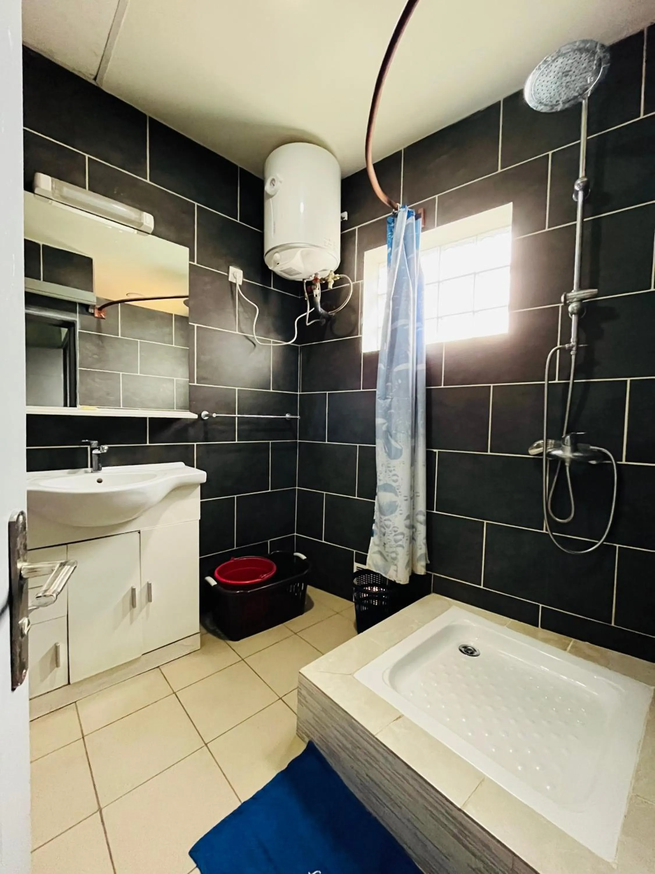 Bathroom in Hôtel - Appartement meublé " LES FLOTS BLEU "