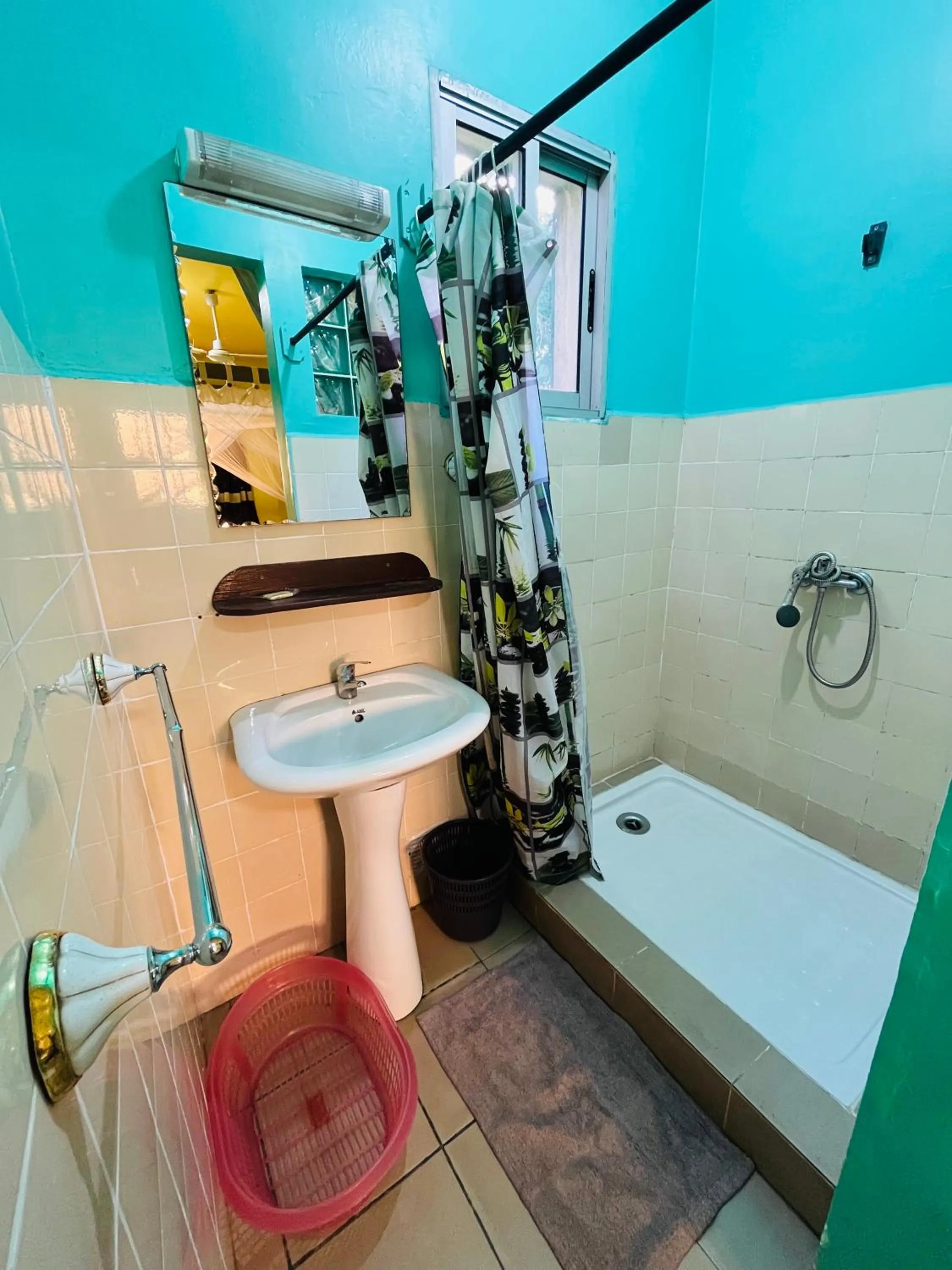 Bathroom in Hôtel - Appartement meublé " LES FLOTS BLEU "