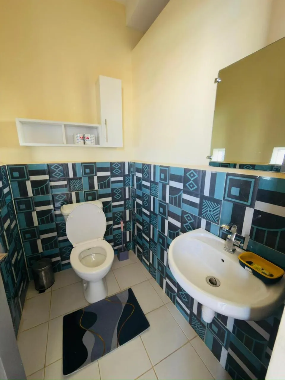 Toilet in Hôtel - Appartement meublé " LES FLOTS BLEU "