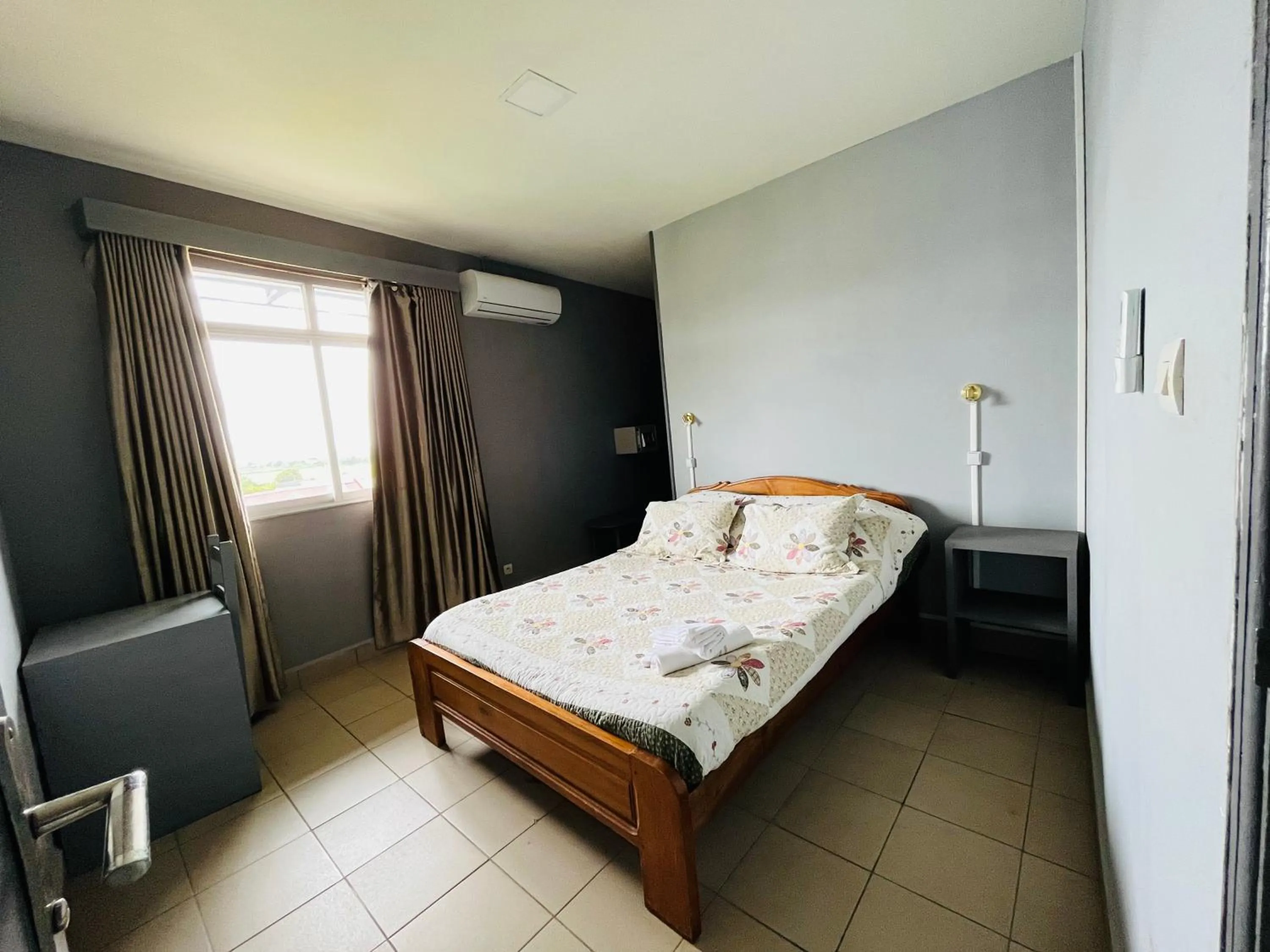 Photo of the whole room, Bed in Hôtel - Appartement meublé " LES FLOTS BLEU "