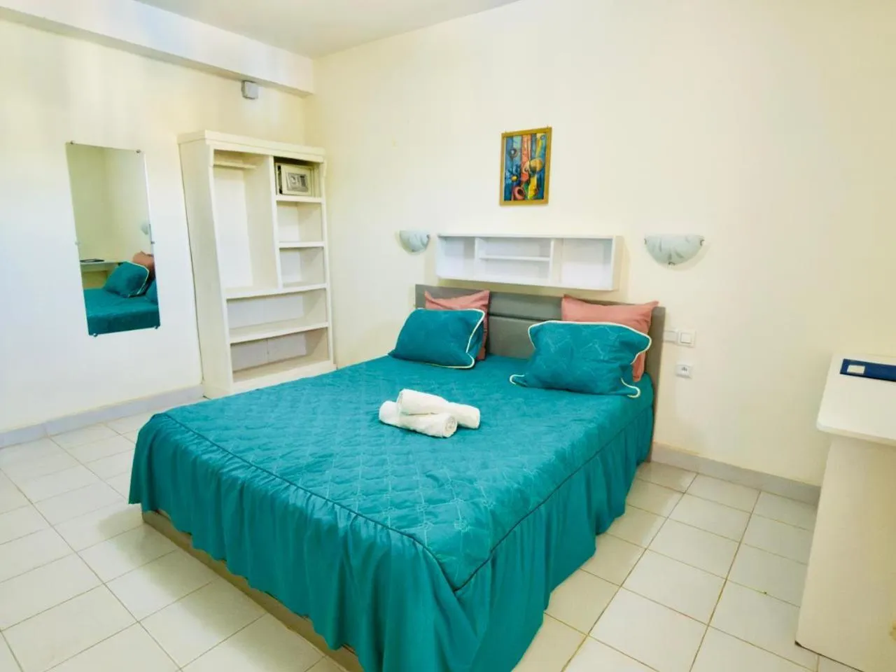 Bedroom, Bed in Hôtel - Appartement meublé " LES FLOTS BLEU "