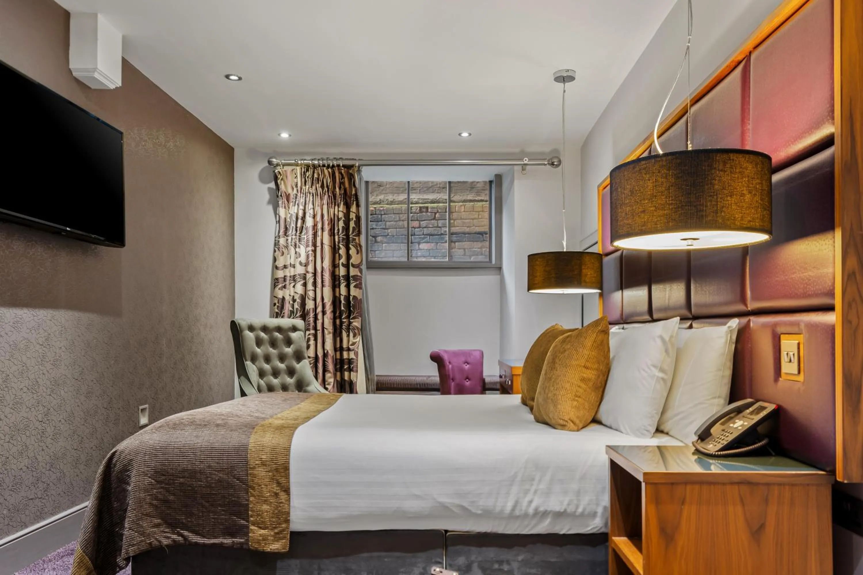 Bedroom, Bed in Roomzzz Newcastle City