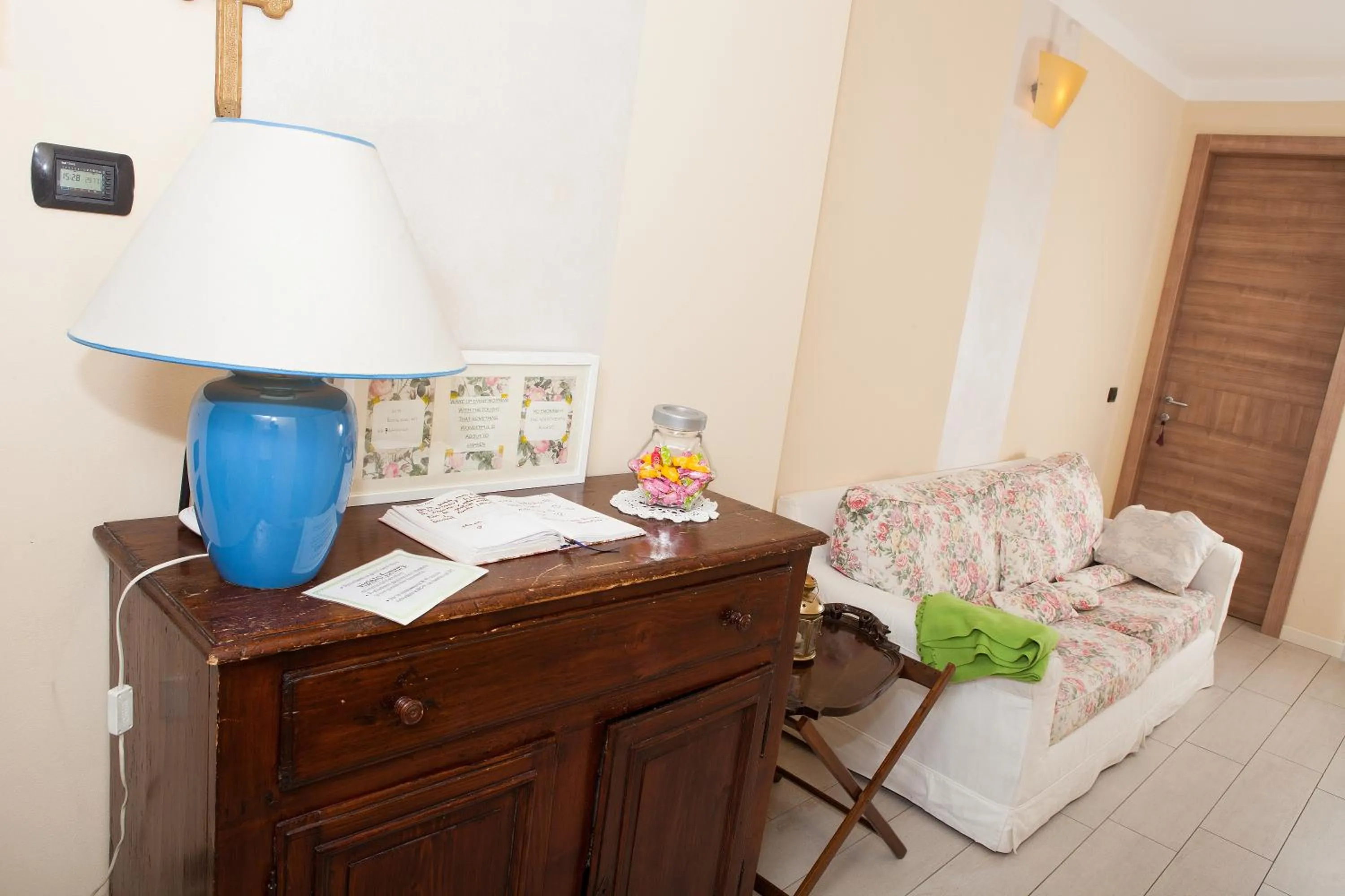 Decorative detail in Botton d'Oro Pelabrocco