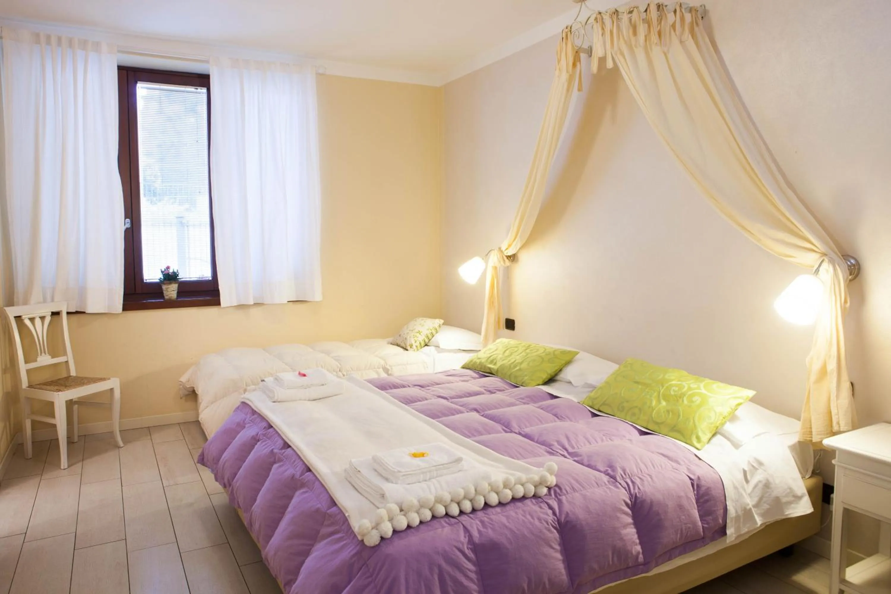 Photo of the whole room, Bed in Botton d'Oro Pelabrocco