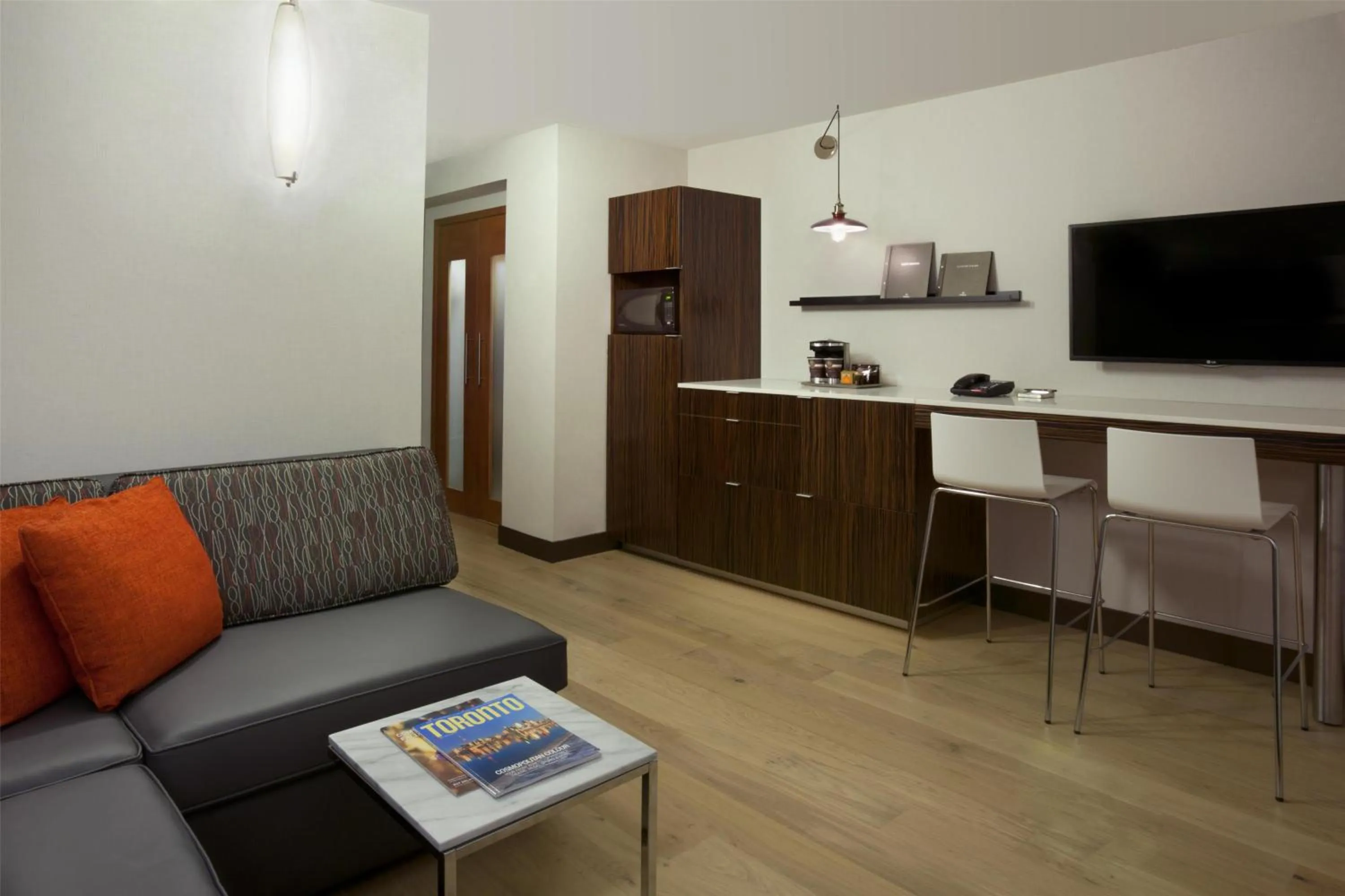 Living room in Hilton Toronto Airport Hotel & Suites