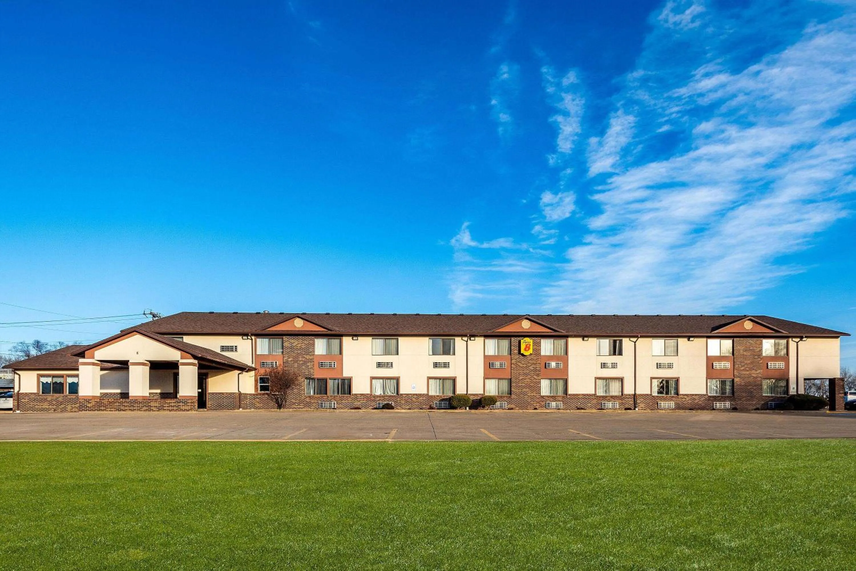 Property building in Super 8 by Wyndham Oelwein