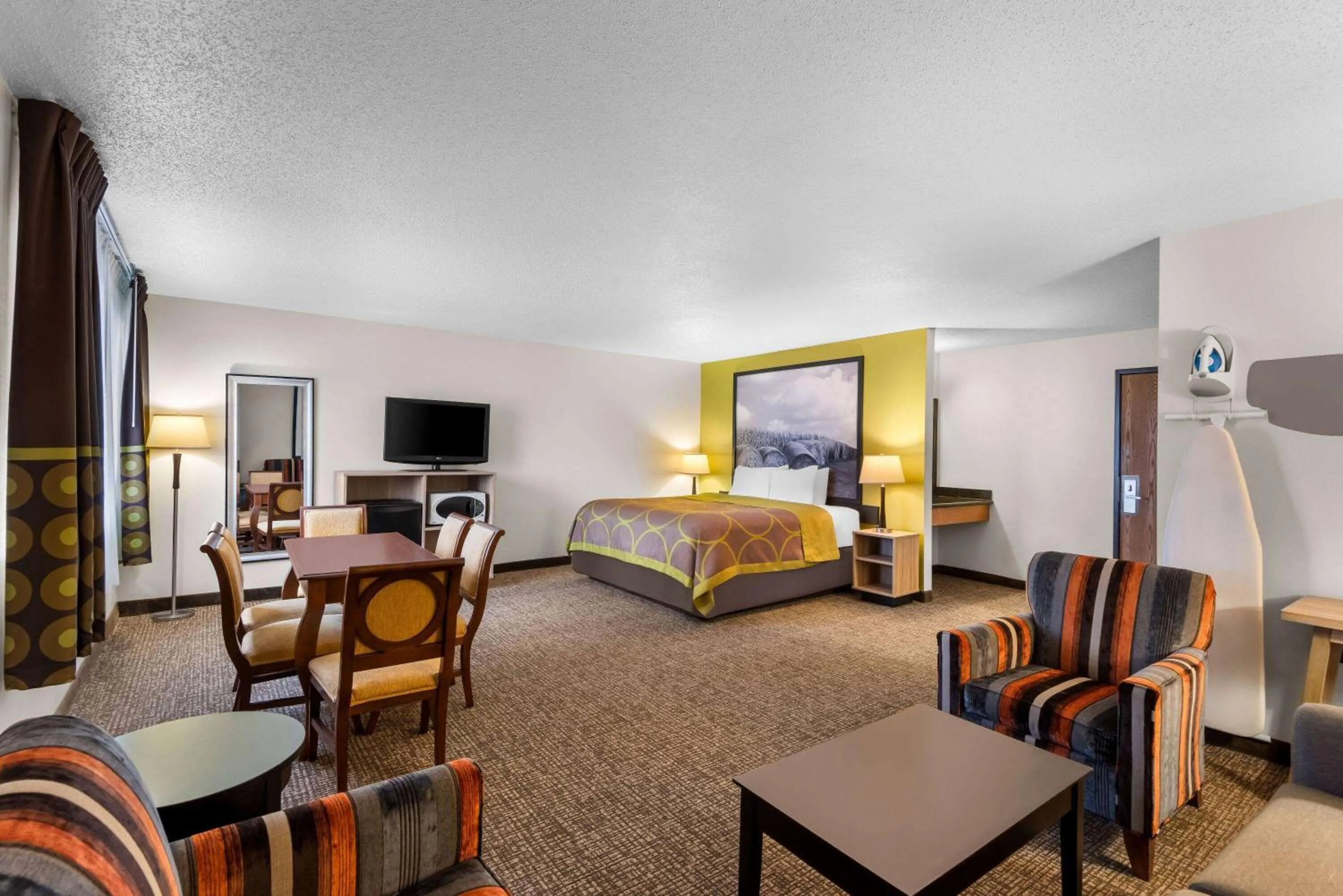 Photo of the whole room, Bed in Super 8 by Wyndham Oelwein