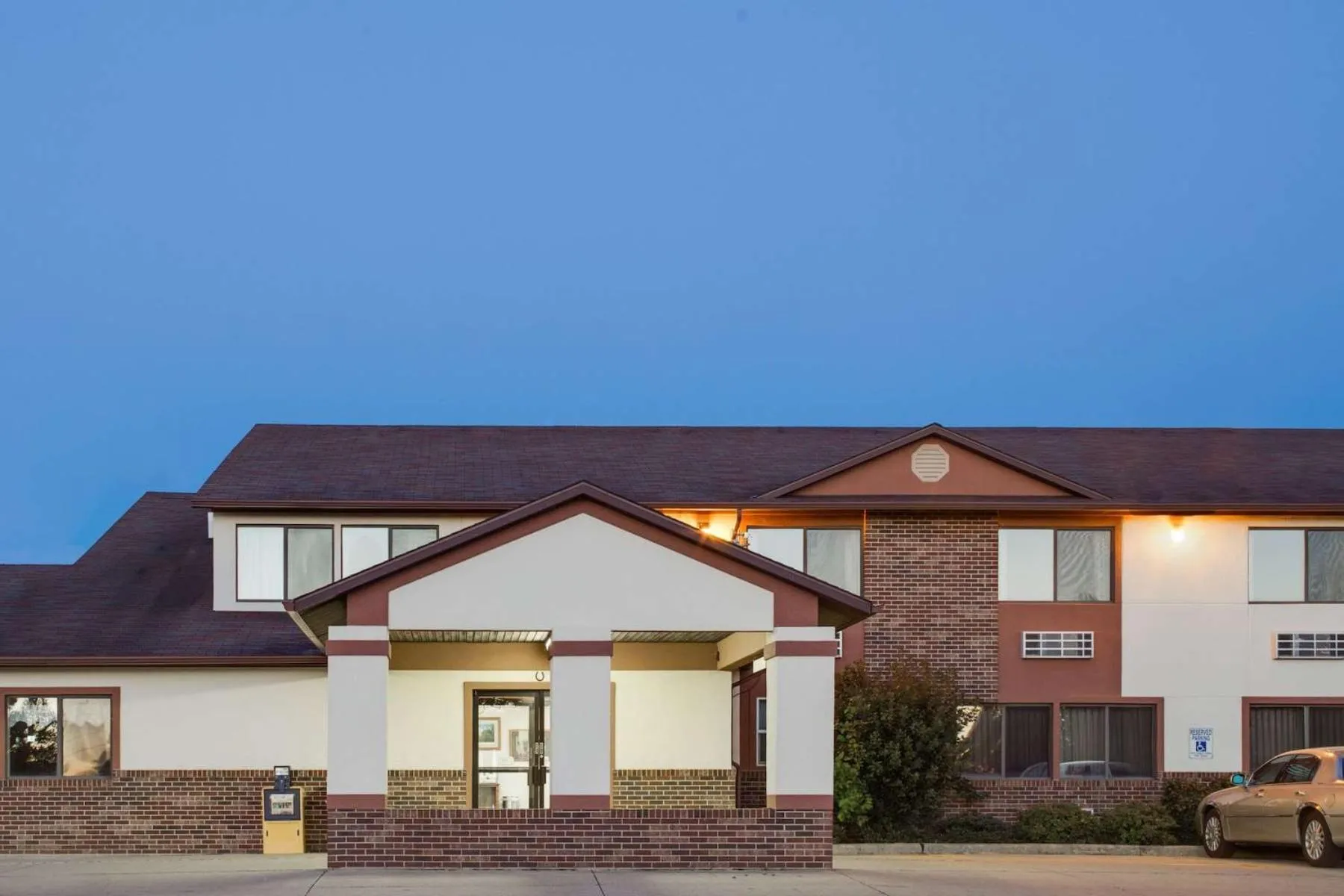 Facade/entrance in Super 8 by Wyndham Oelwein