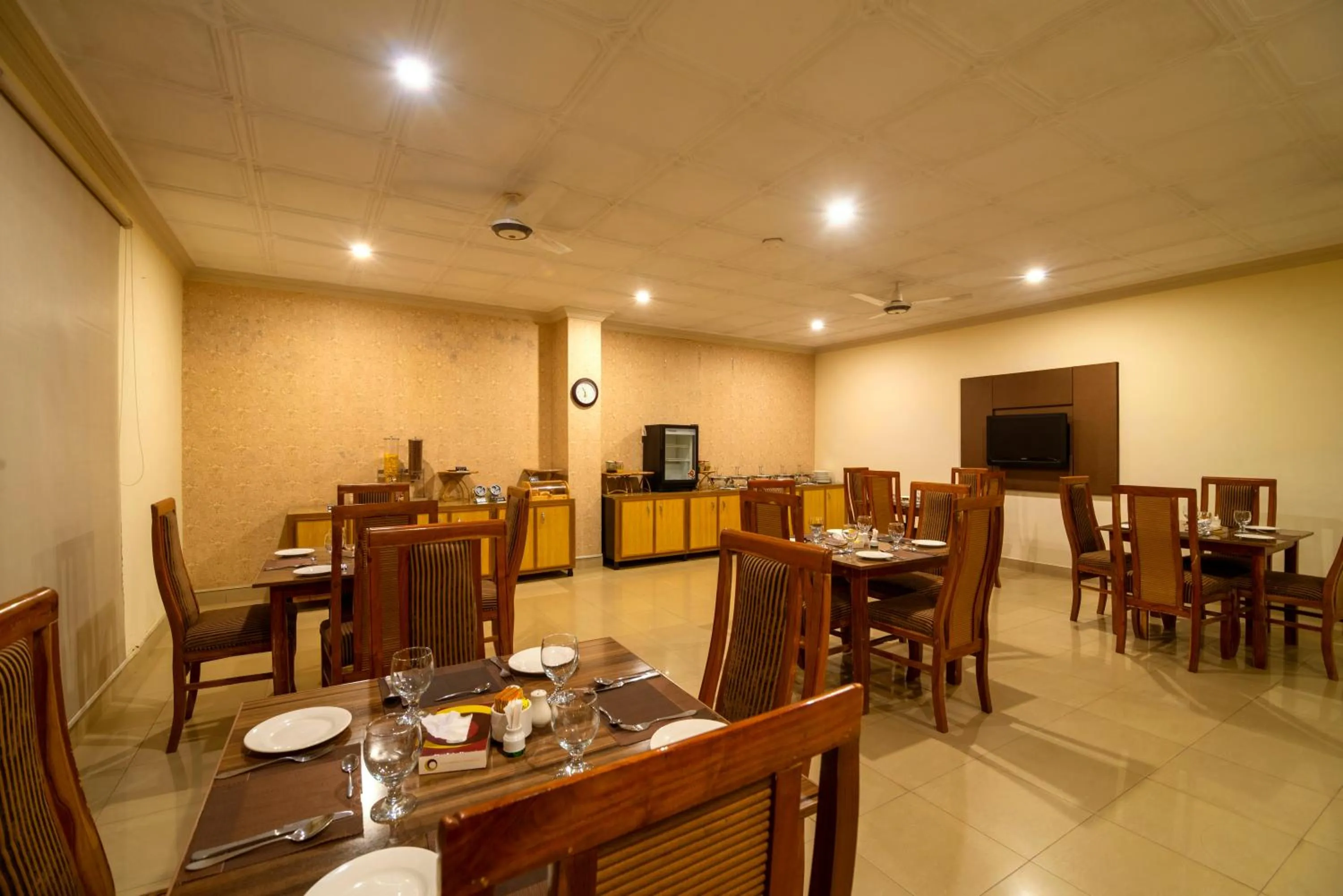 Restaurant/places to eat in Hotel One Lalazar Multan